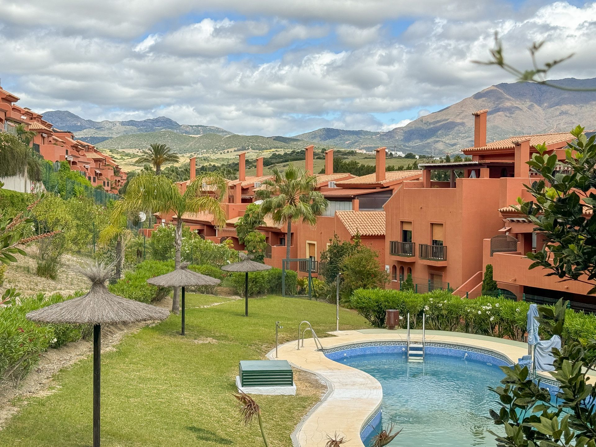 ÁTICO DÚPLEX  DE 3 DORMITORIOS CON GRANDES TERRAZAS Y VISTAS PANORAMICAS EN LA ZONA BUENAS NOCHES, ESTEPONA.