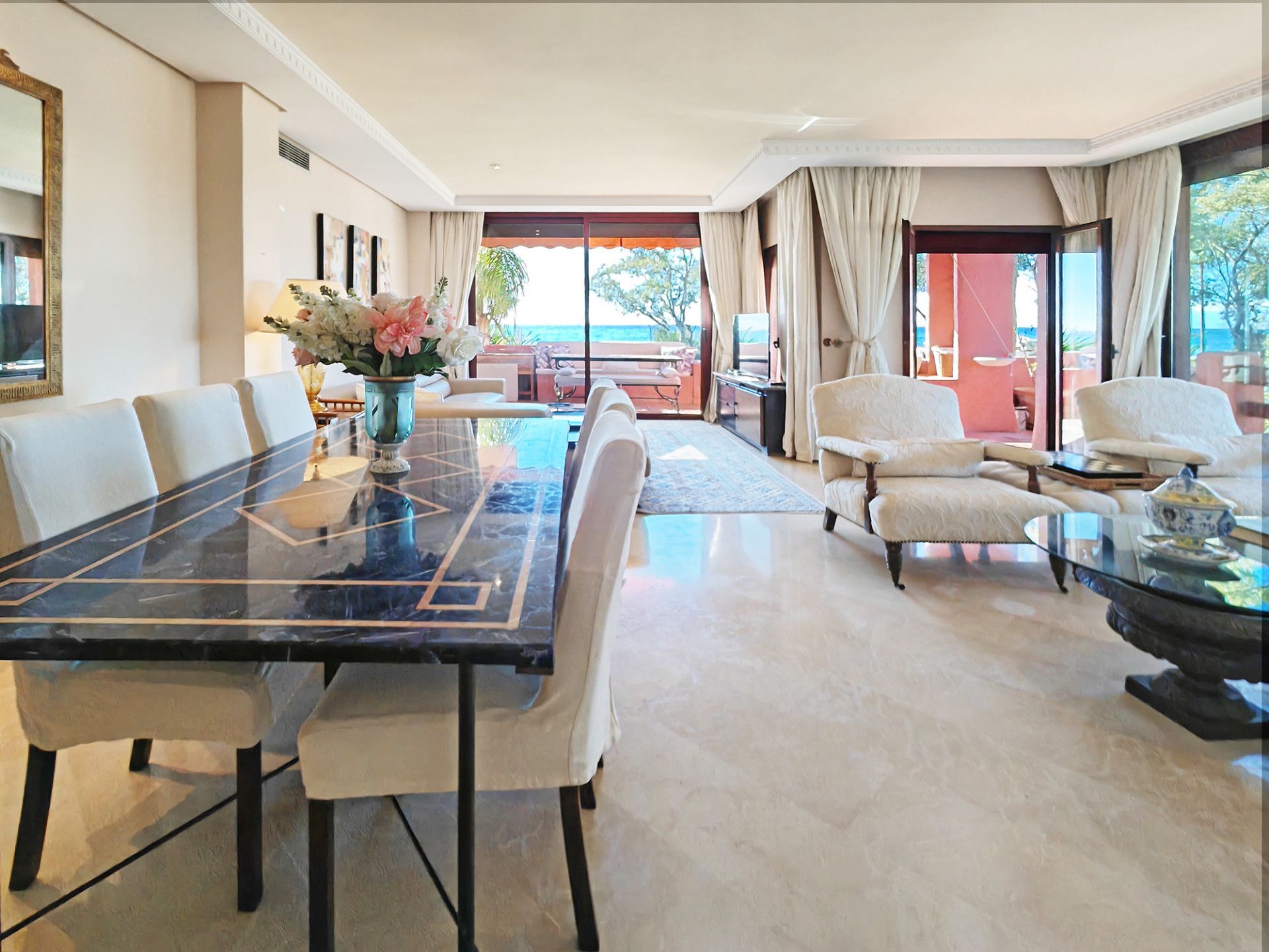 Luxury Beachfront Apartment in Alicate Playa, Marbella