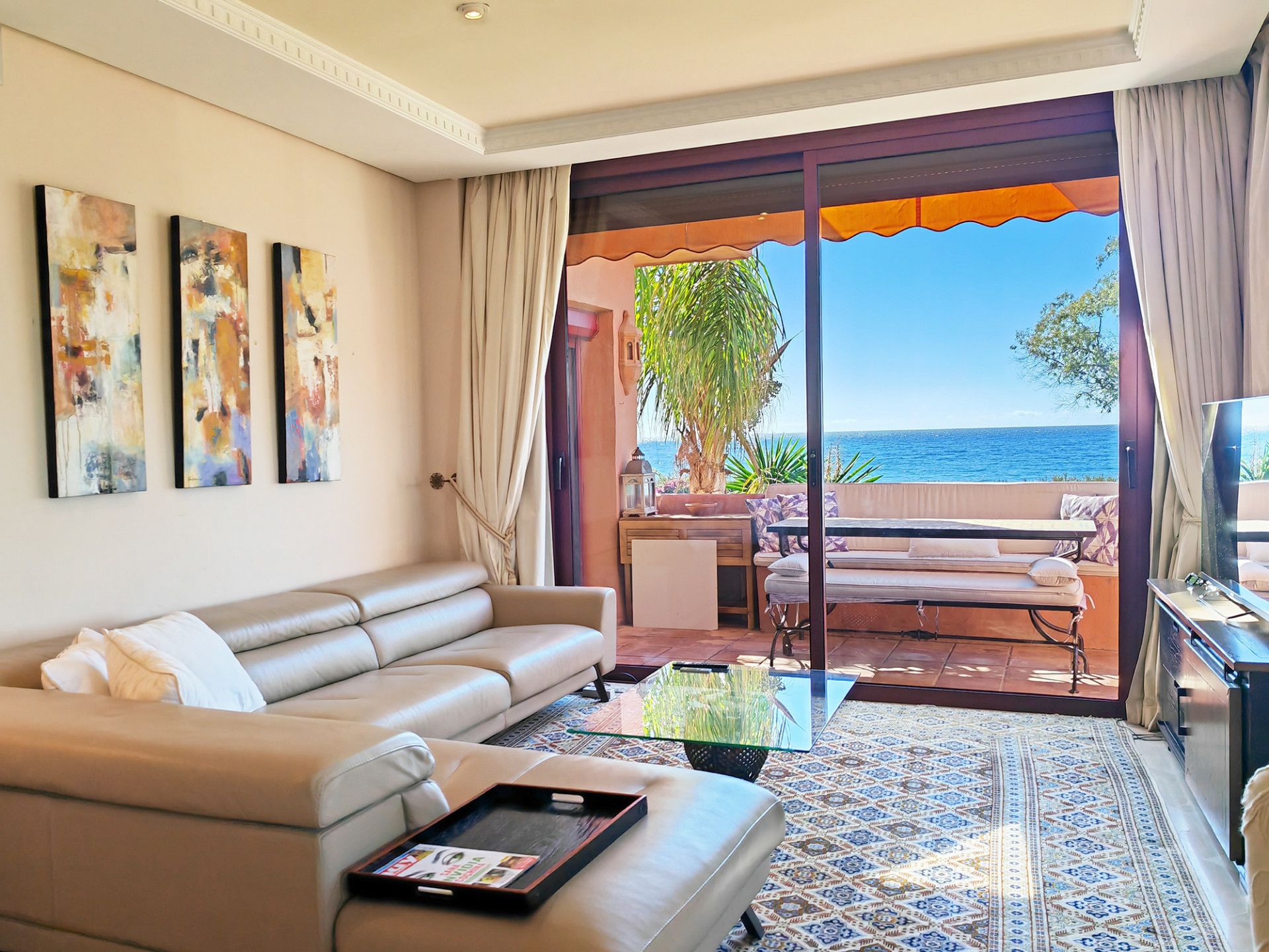 Luxury Beachfront Apartment in Alicate Playa, Marbella