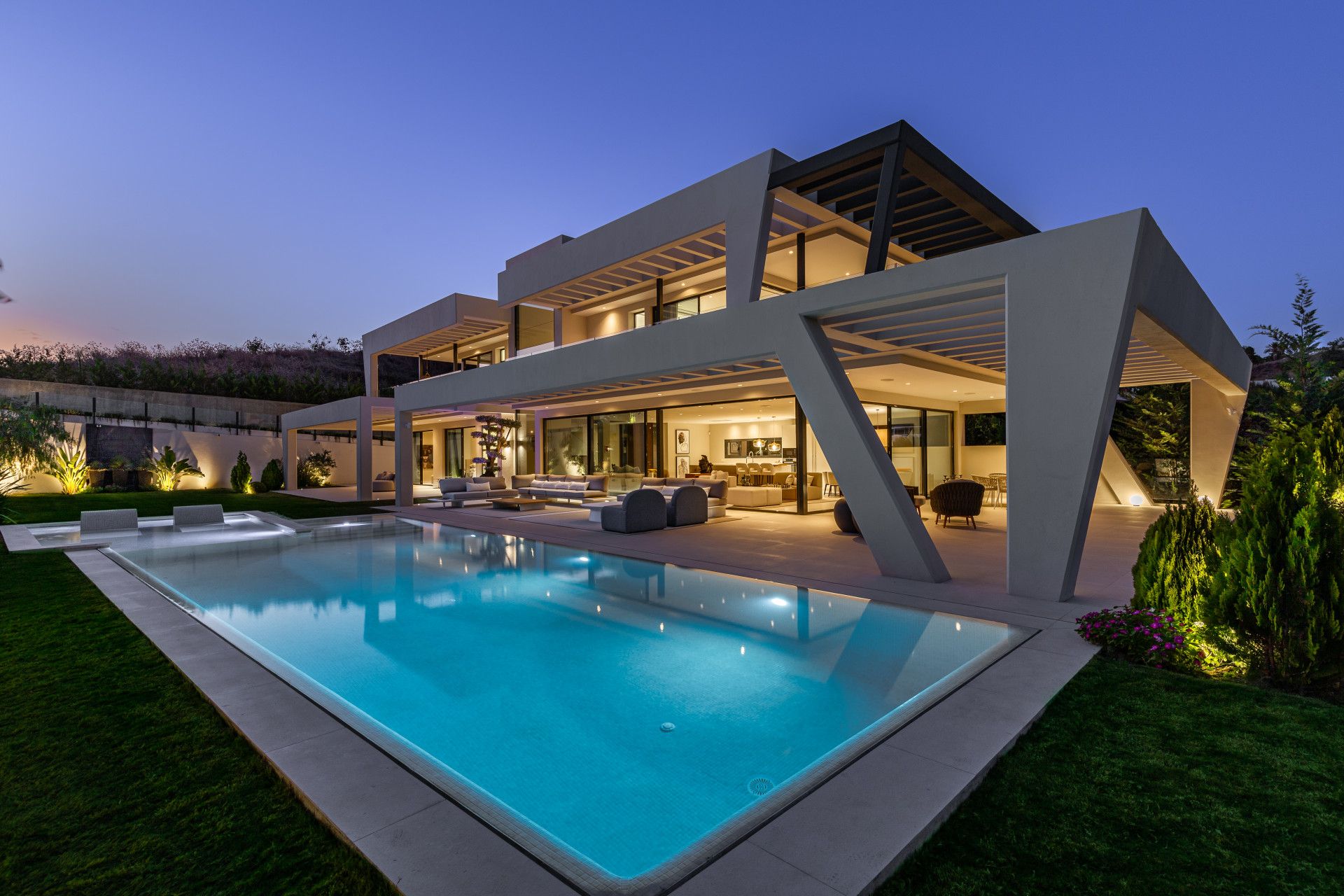 STRIKING 6-BEDROOM CONTEMPORARY VILLA IN THE HEART OF THE GOLF VALLEY NUEVA ANDALUCIA, MARBELLA