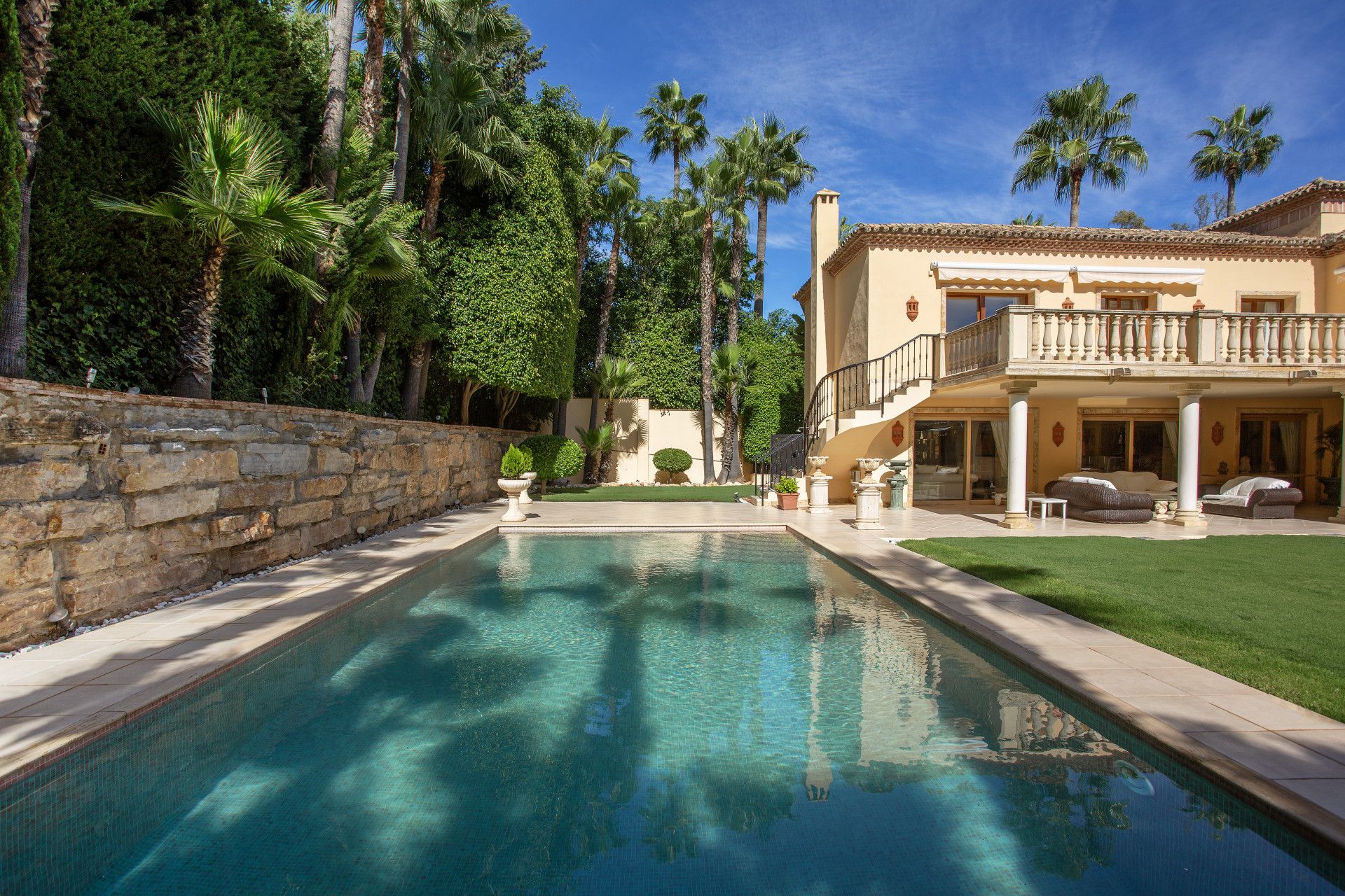 SPECTACULAR 5-BEDROOM LUXURY VILLA LOCATED IN NUEVA ANDALUCIA