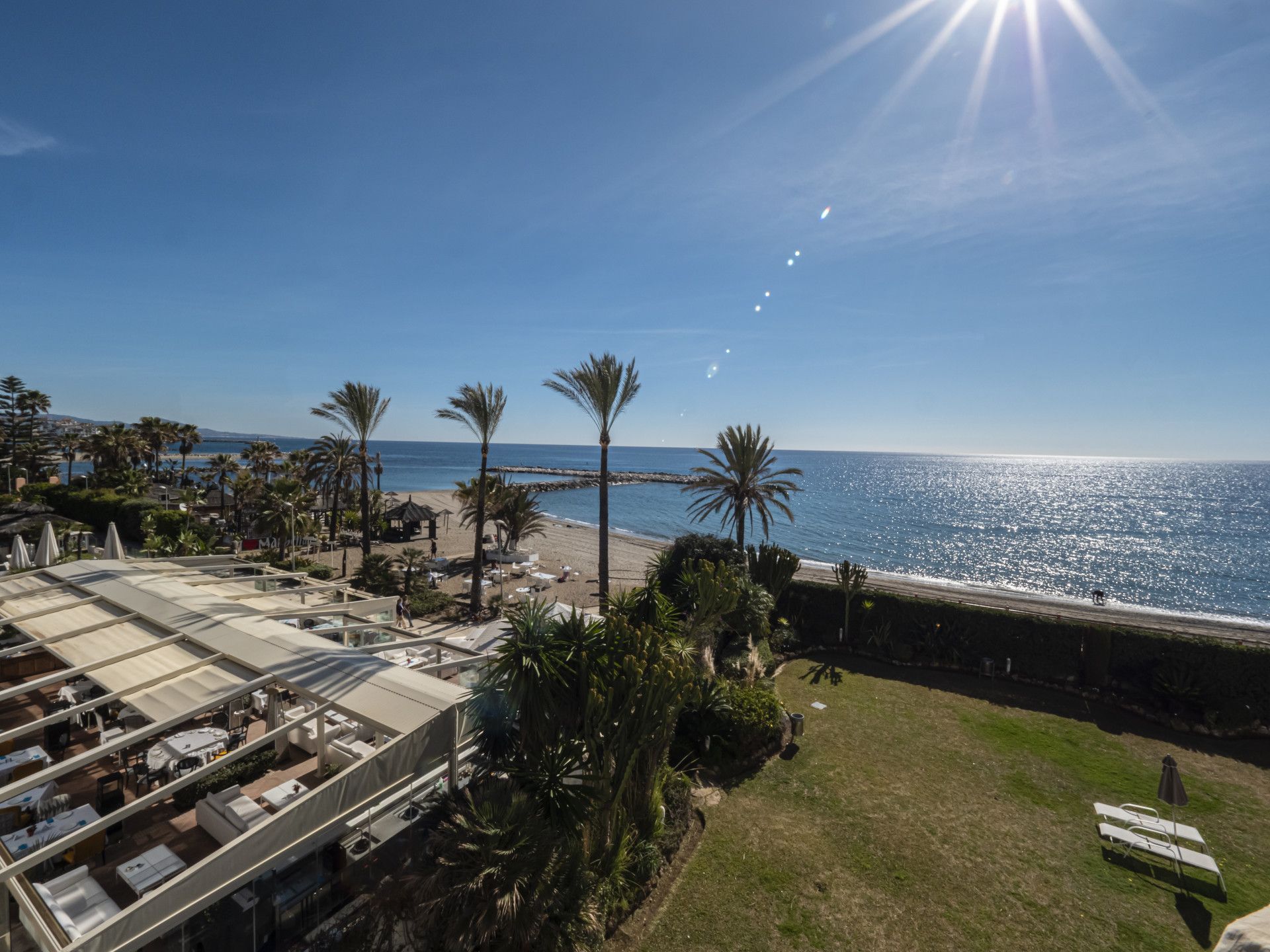 OPPORTUNITY! FRONTLINE 2-BEDROOM BEACH APARTMENT WALKING DISTANCE TO PUERTO BANUS