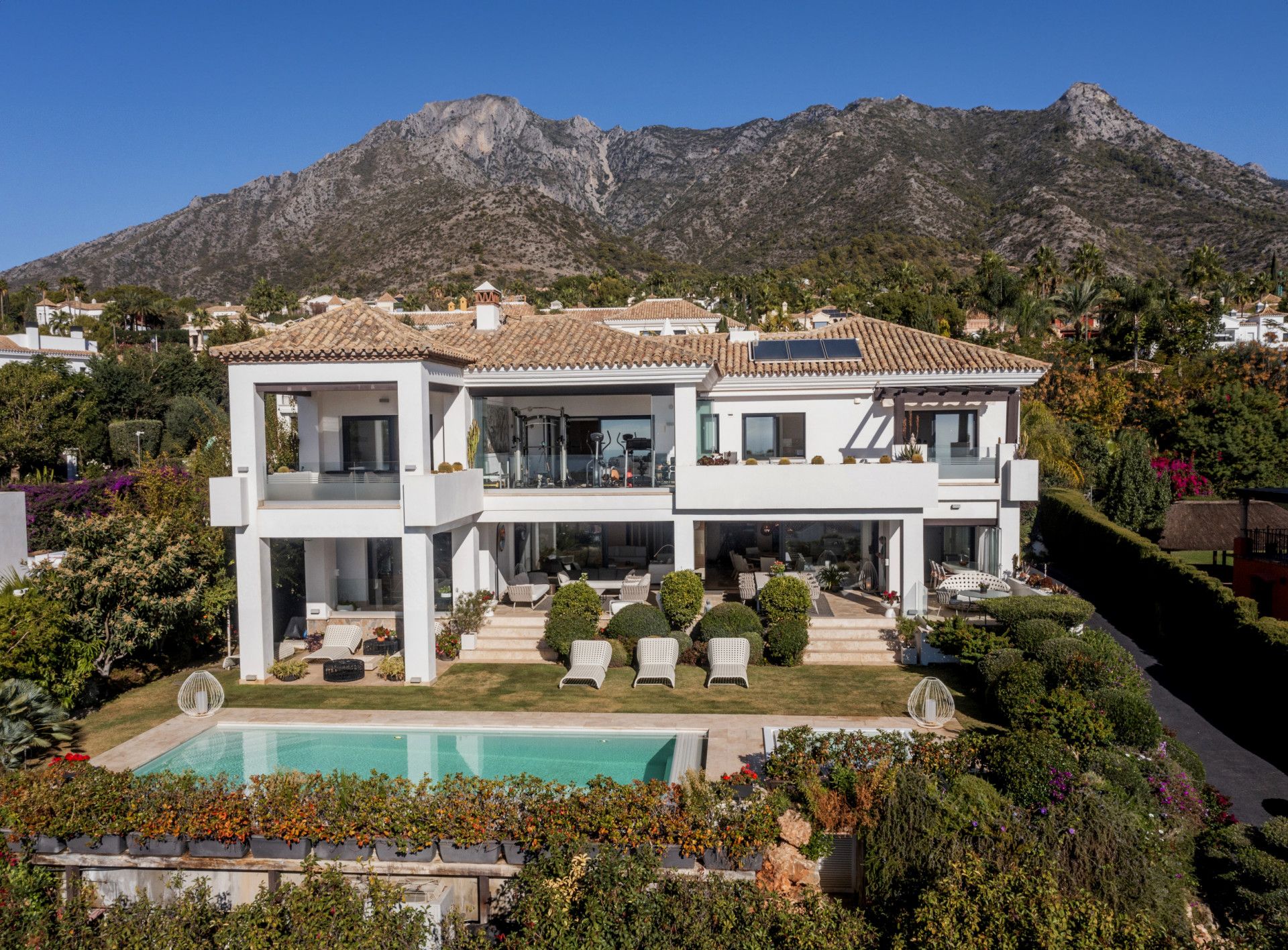 Villa de lujo con impresionantes vistas garantizadas al mar en Sierra Blanca, Marbella