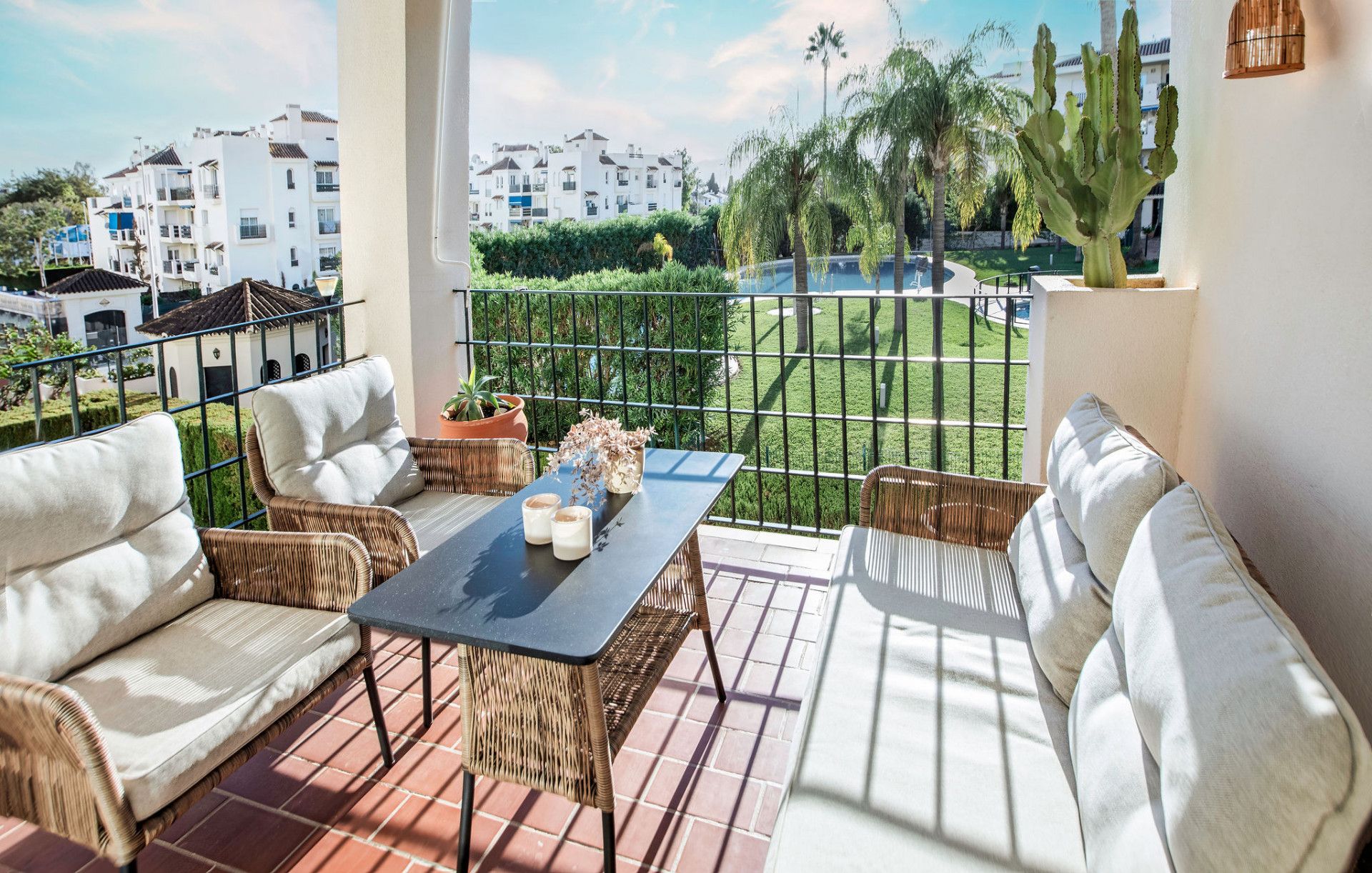 APARTAMENTO LUMINOSO DE 2 DORMITORIOS CON VISTAS A LA PISCINA Y JARDINES EN LORCRIMAR 3, NUEVA ANDALUCÍA