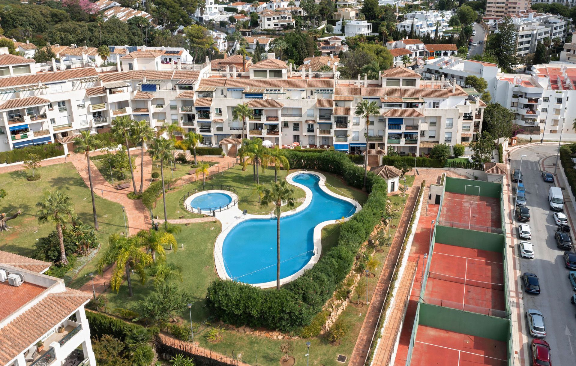 APARTAMENTO LUMINOSO DE 2 DORMITORIOS CON VISTAS A LA PISCINA Y JARDINES EN LORCRIMAR 3, NUEVA ANDALUCÍA