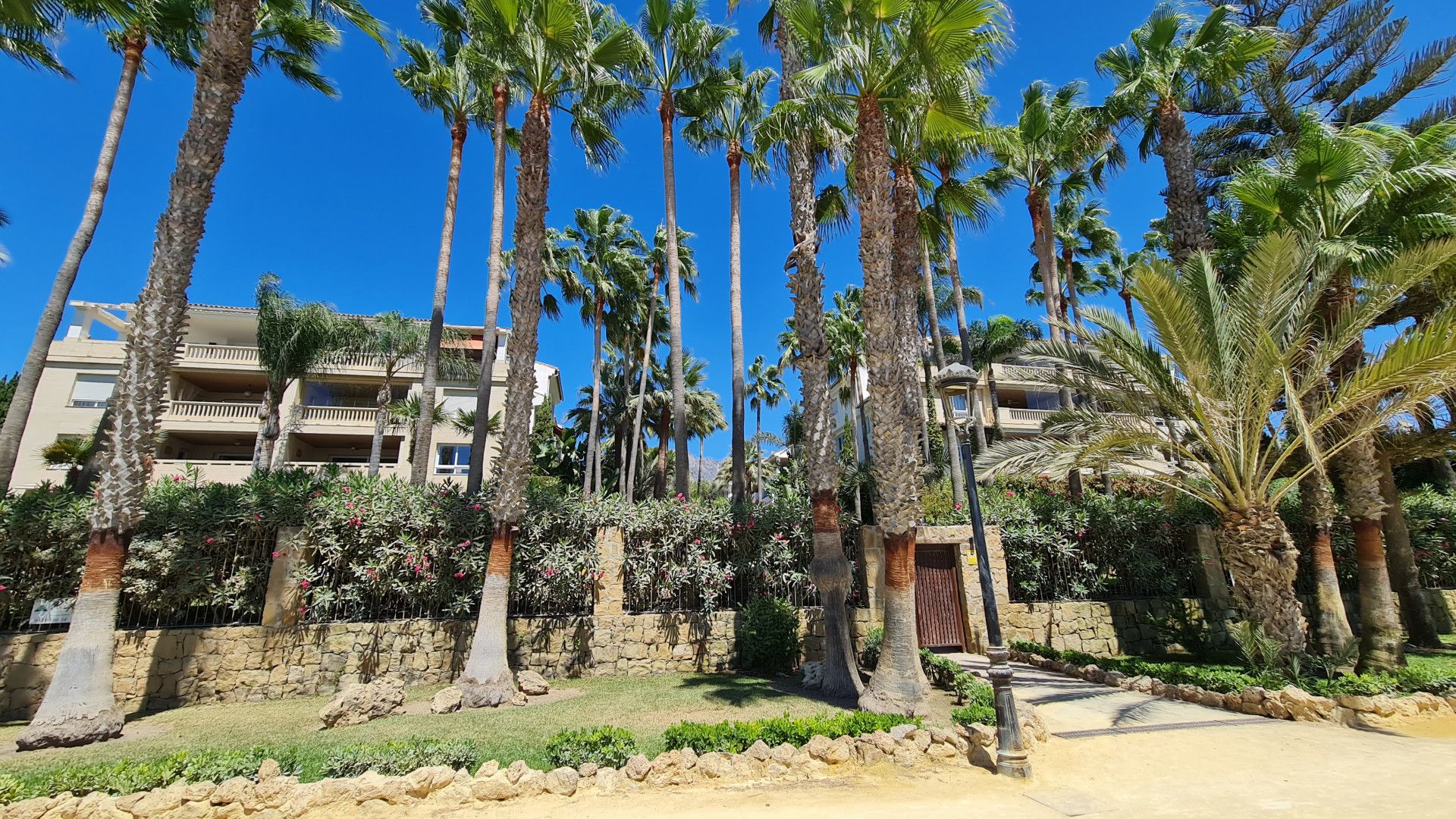 ¡Atención! ¡El único apartamento en venta en Las Cañas Beach, playa de la Milla de Oro de Marbella!