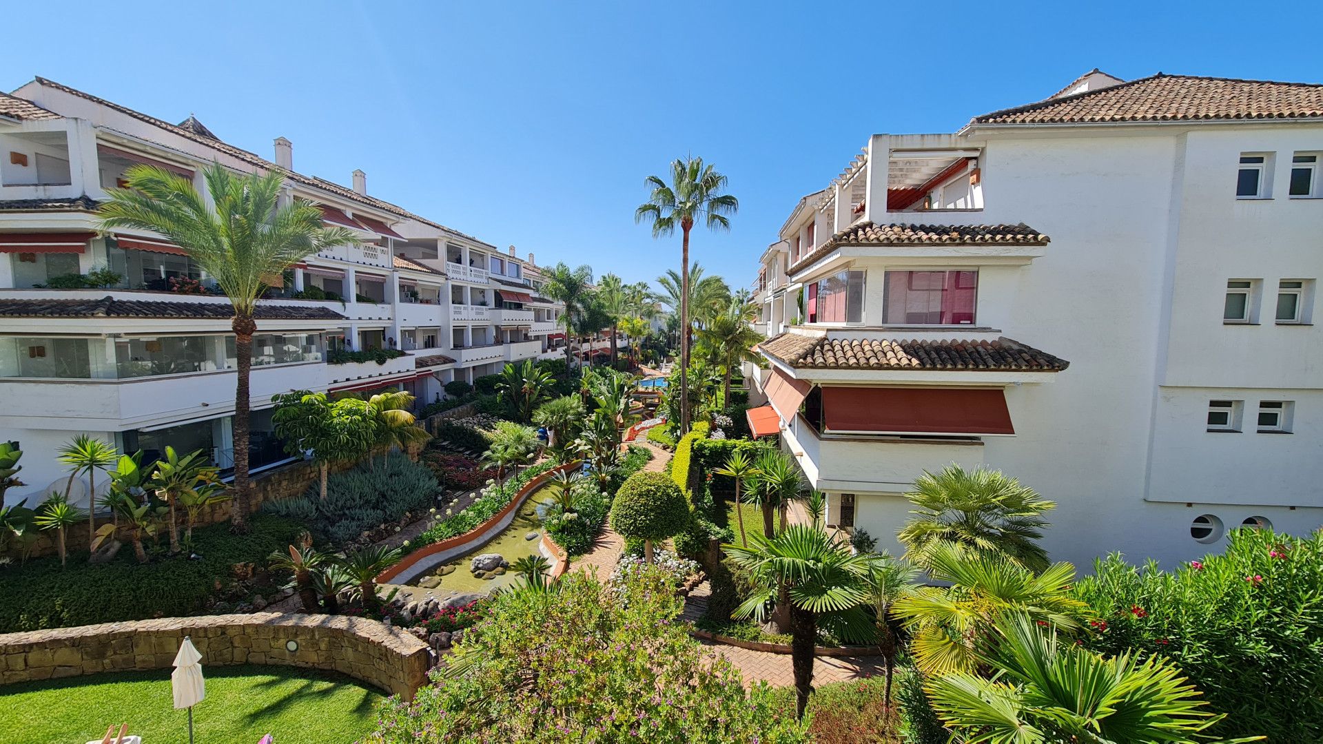 ¡Atención! ¡El único apartamento en venta en Las Cañas Beach, playa de la Milla de Oro de Marbella!