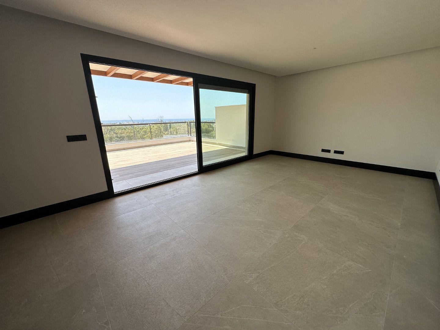 Key Ready Apartment in Marbella Lake Nueva Andalucia, with 3 bedrooms and open mountain, lake and sea views