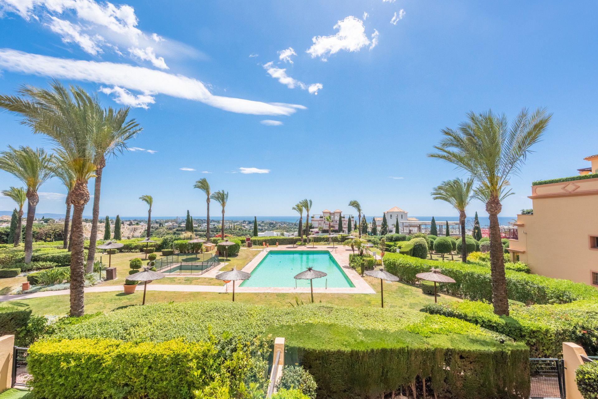 Wonderful apartment in Four Seasons Flamingos overlooking the main pool and with panoramic views to the sea!