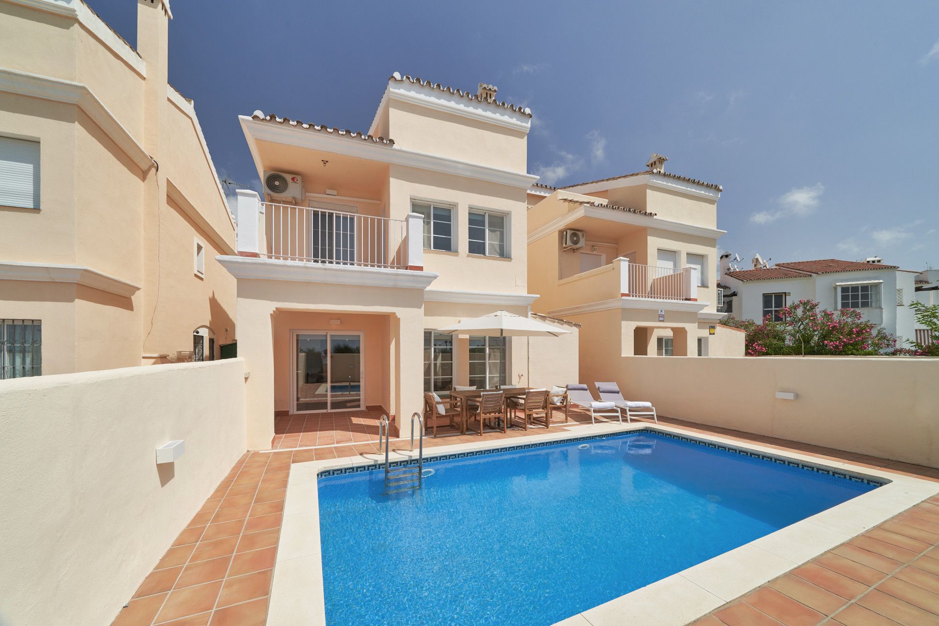 Villa reformada con vistas al mar en una pequeña comunidad cerrada en Bela Air, Estepona!