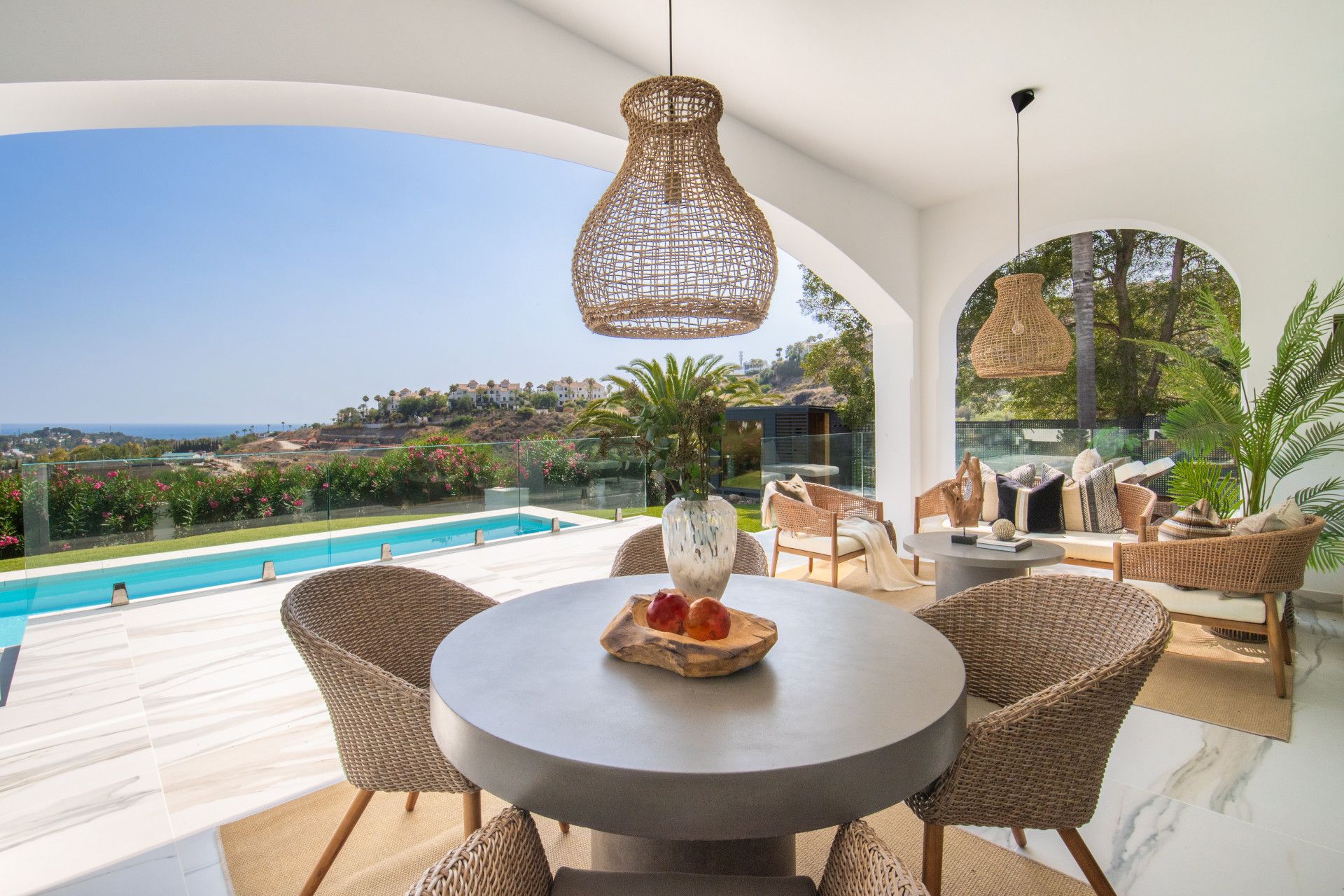 Hermosa villa de estilo escandi-mediterráneo con excelentes vistas situada cerca de El Paraíso y Atalaya Golf. Muy elegante decorado!