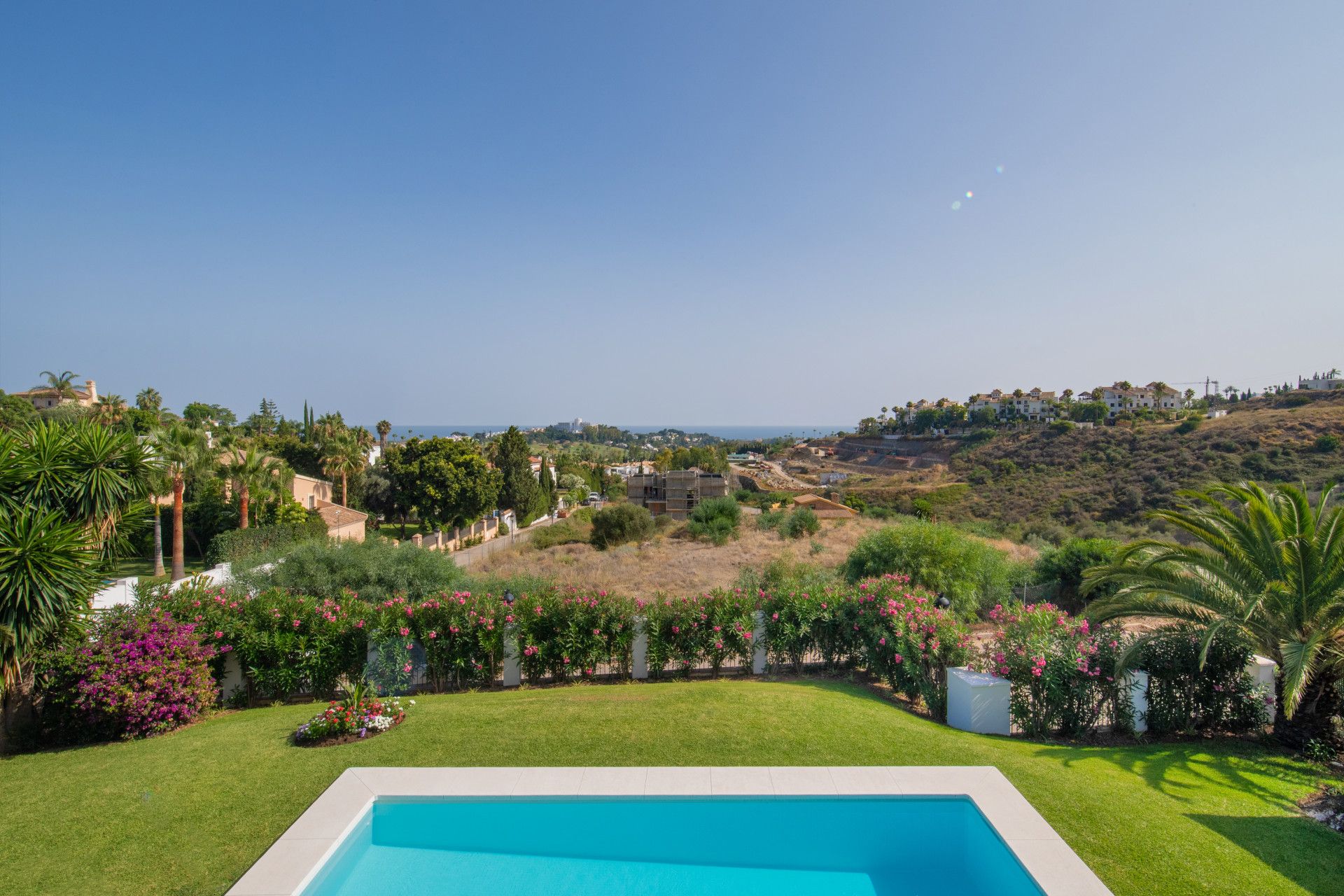 Hermosa villa de estilo escandi-mediterráneo con excelentes vistas situada cerca de El Paraíso y Atalaya Golf. Muy elegante decorado!