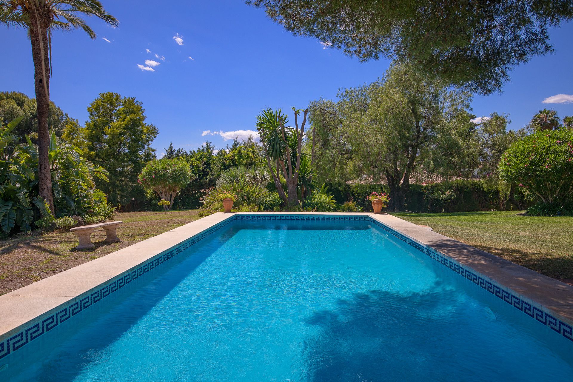 Lovely family villa on a huge flat plot in El Paraiso. Walking distance to shops/restaurants. Set on two separate plots.