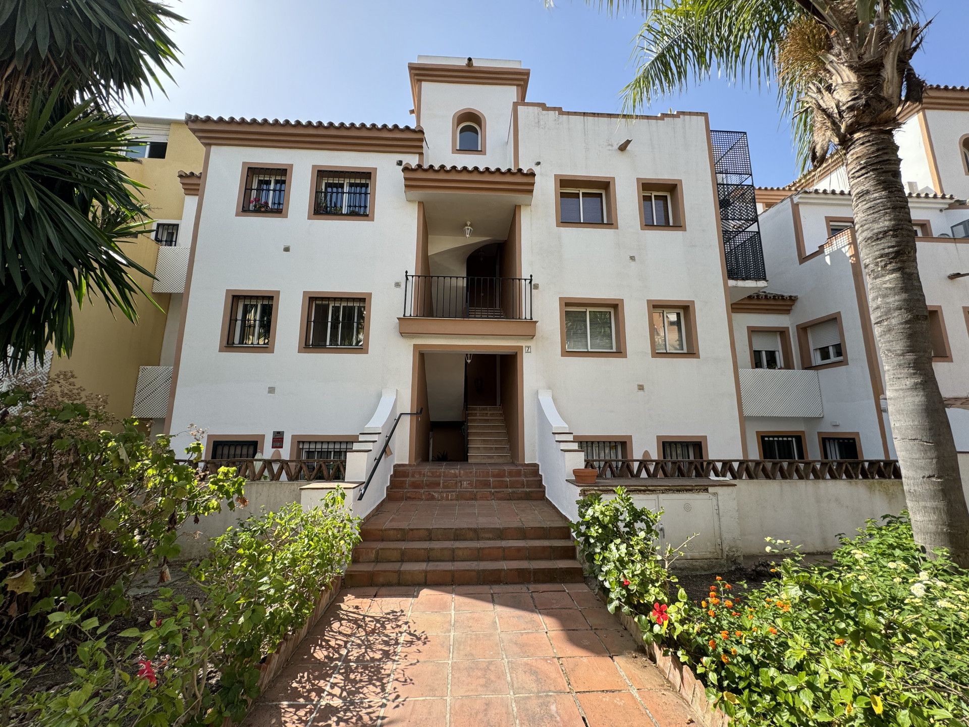 Cozy apartment next to Guadalmina's shopping center. Easy to convert to 3 bedrooms!