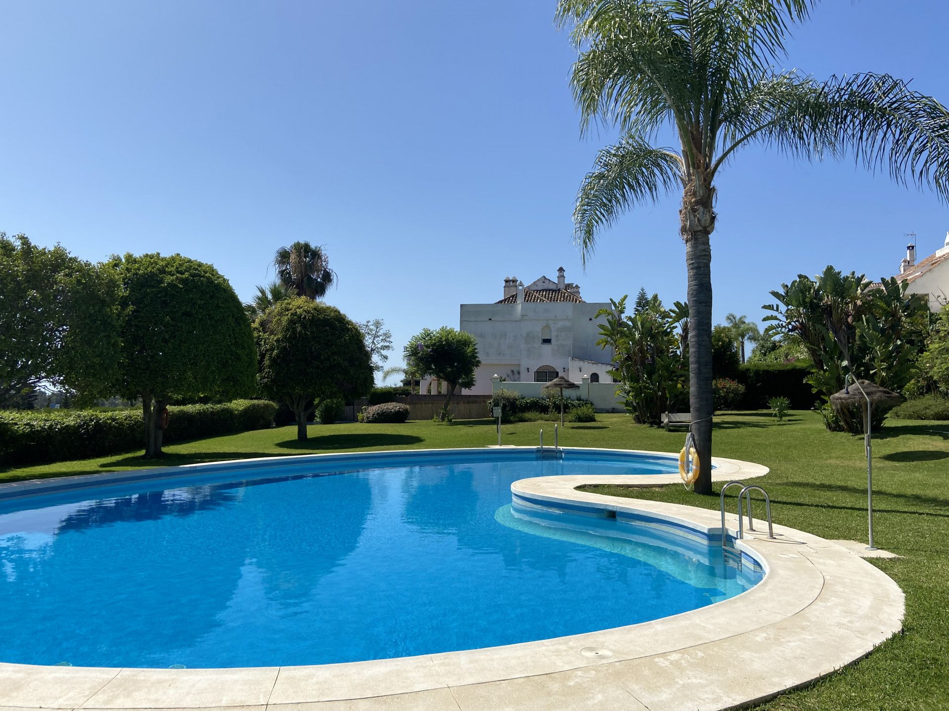 Lovely townhouse nestled in the established residential area of Monte Biarritz, on the border between Marbella and Estepona.