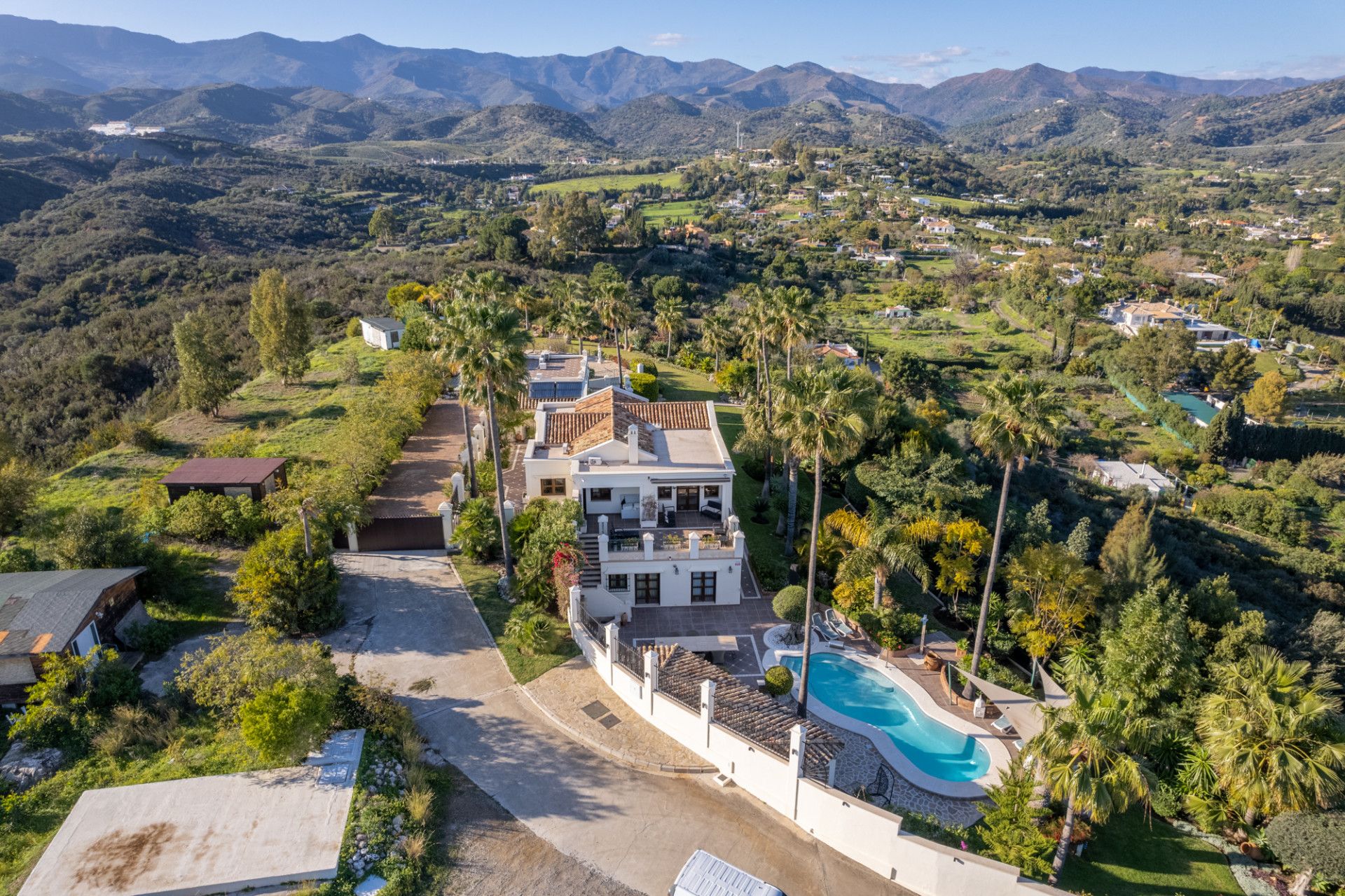 Amazing and unique hilltop estate only 3 minutes drive from Laguna beach close to Estepona center!