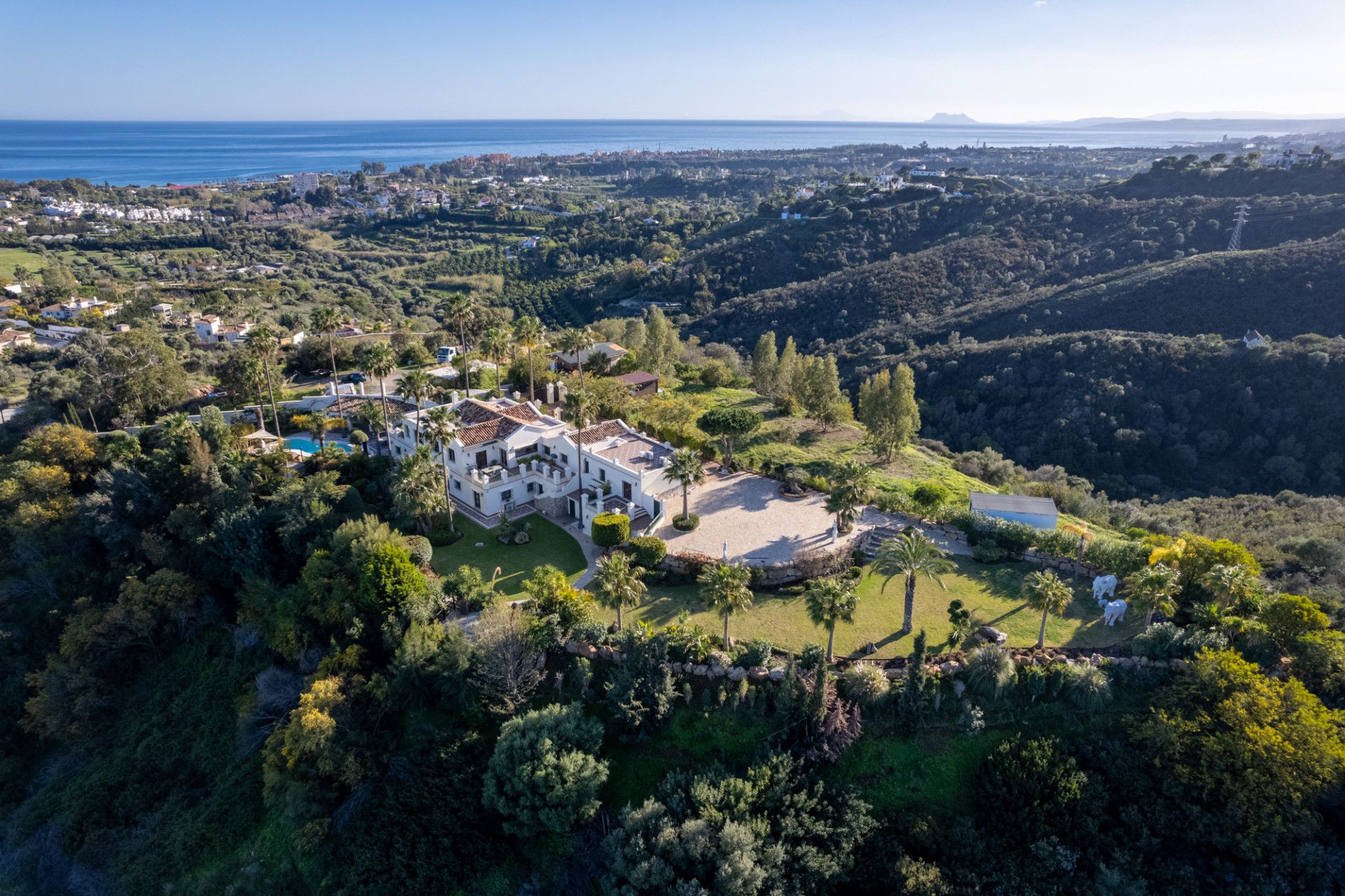 Amazing and unique hilltop estate only 3 minutes drive from Laguna beach close to Estepona center!