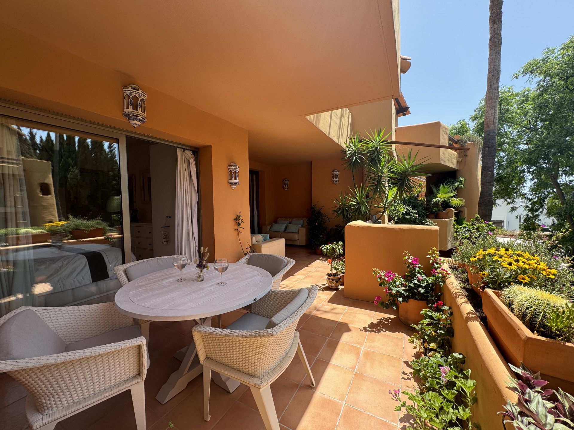 Excelente apartamento con una gran terraza situada a poca distancia de tiendas, restaurantes y la playa! ¡Apartamento de vacaciones perfecto!