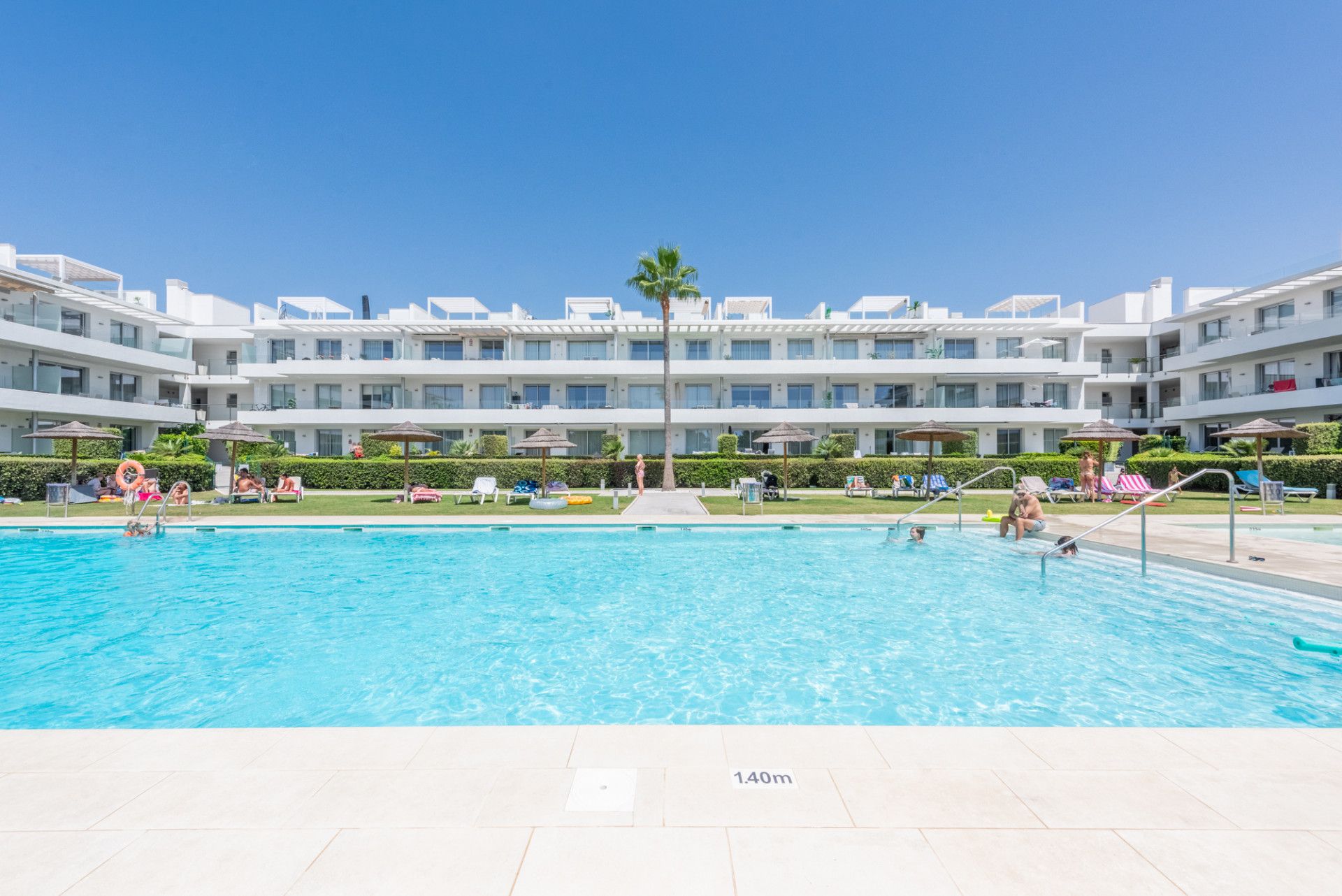 Impresionante ático con fabulosas terrazas, vistas al mar y elegante diseño. ¡A poca distancia de todas las comodidades y la playa!