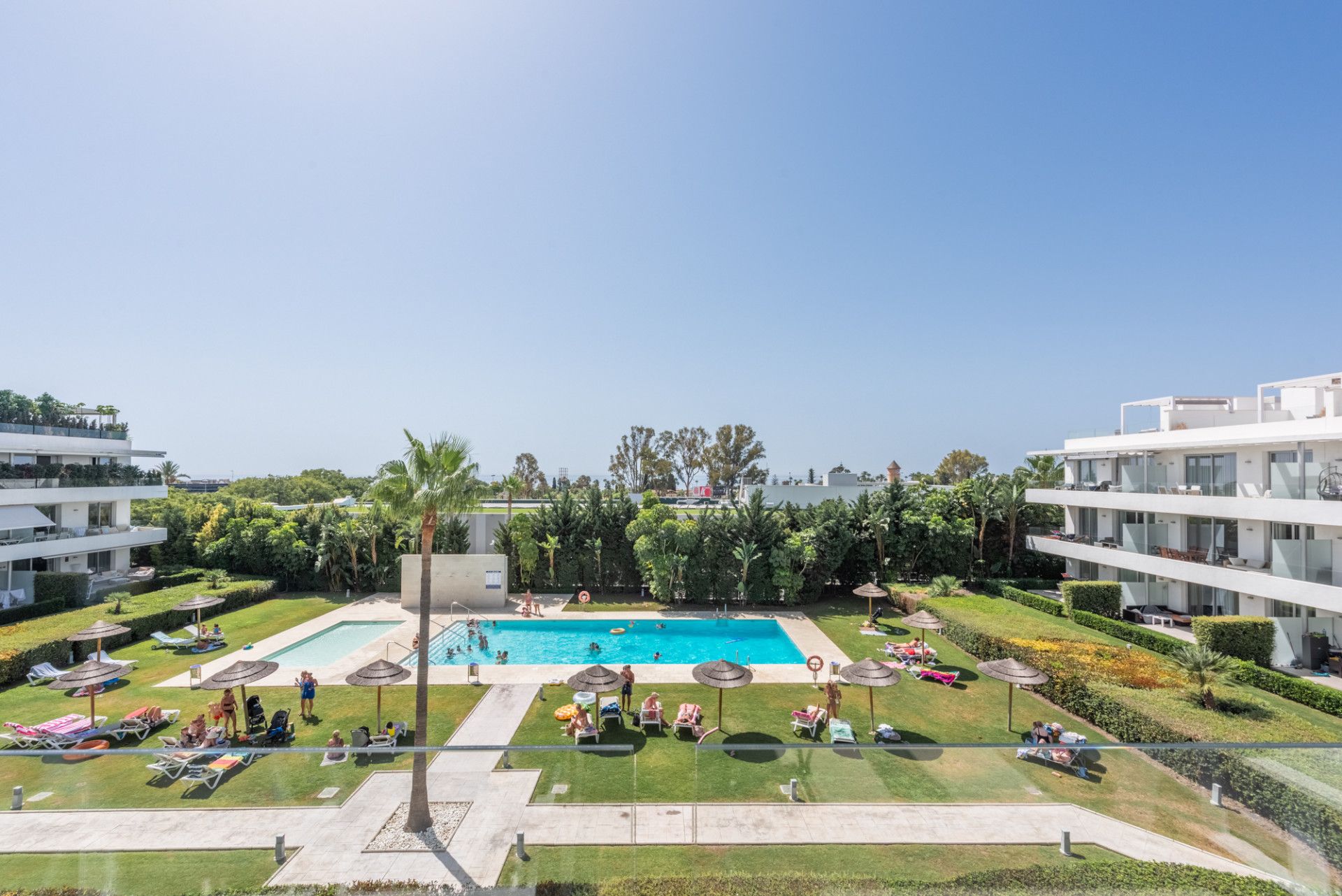 Impresionante ático con fabulosas terrazas, vistas al mar y elegante diseño. ¡A poca distancia de todas las comodidades y la playa!