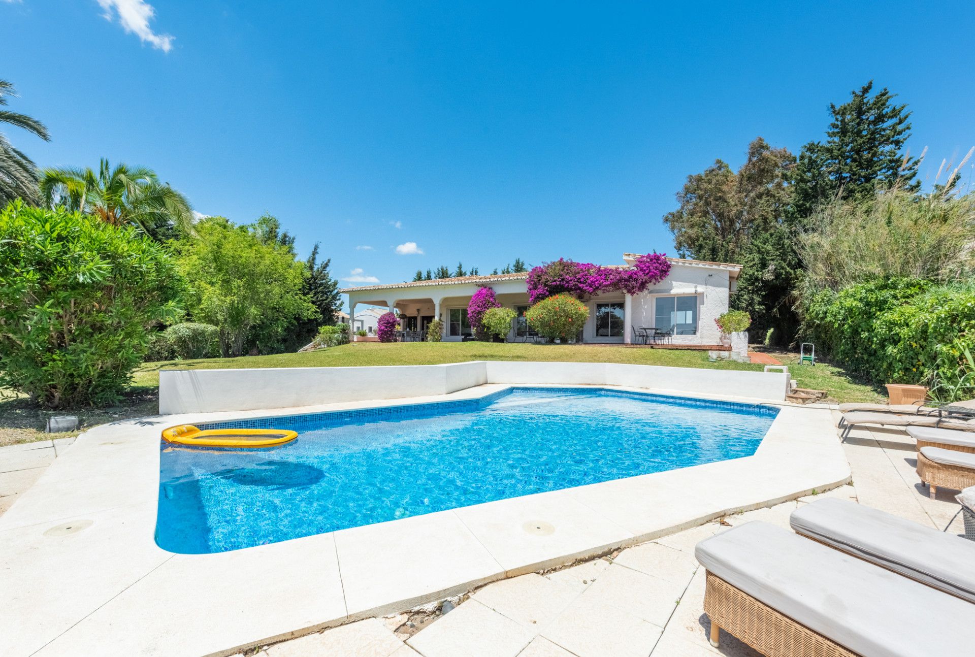 Andalucian style villa with a large plot of 1.700sq.m. located close to Atalaya Golf Club! Great investment opportunity!