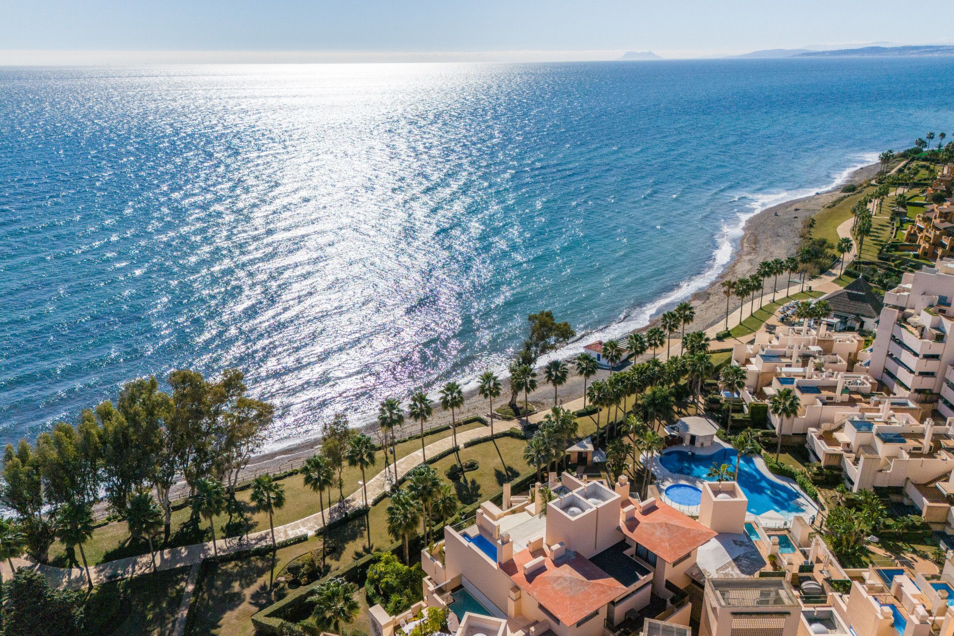 Encantador apartamento con vistas al mar en Bahía de la Plata, un exclusivo complejo de primera línea de playa, cerca de la ciudad de Estepona.