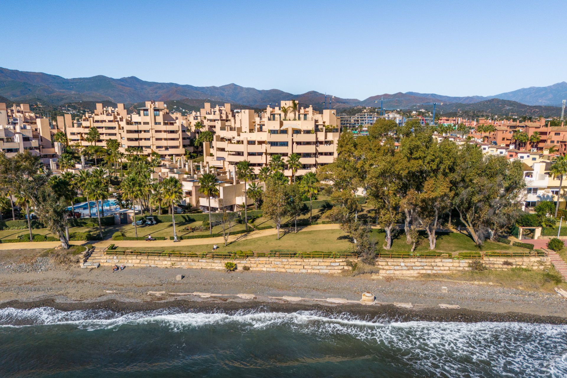 Encantador apartamento con vistas al mar en Bahía de la Plata, un exclusivo complejo de primera línea de playa, cerca de la ciudad de Estepona.