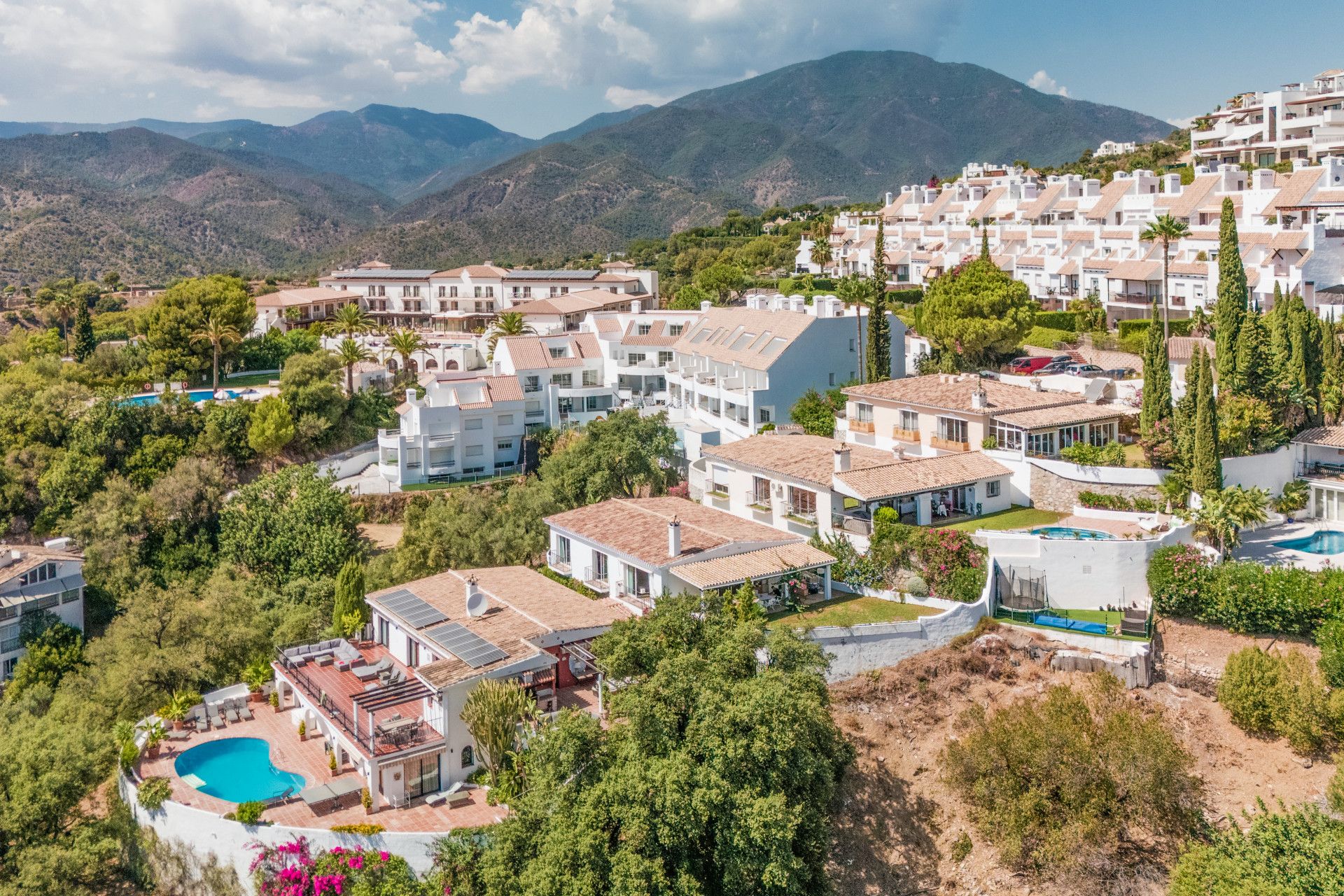 Villa con Vistas Impresionantes en Cerros del Lago, Cerca de Marbella