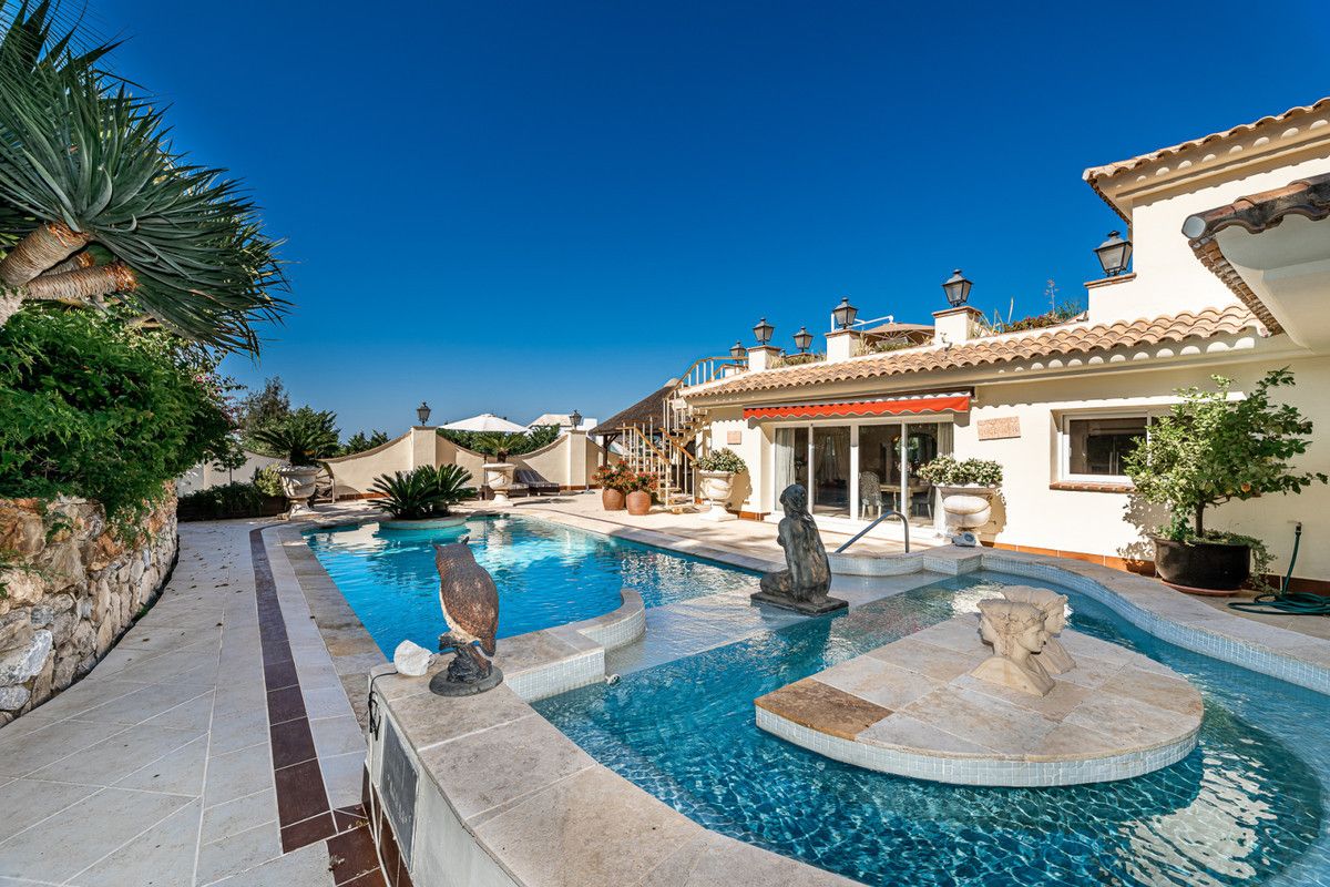 Traditional style villa within a gated communtiy in Nueva Andalucia