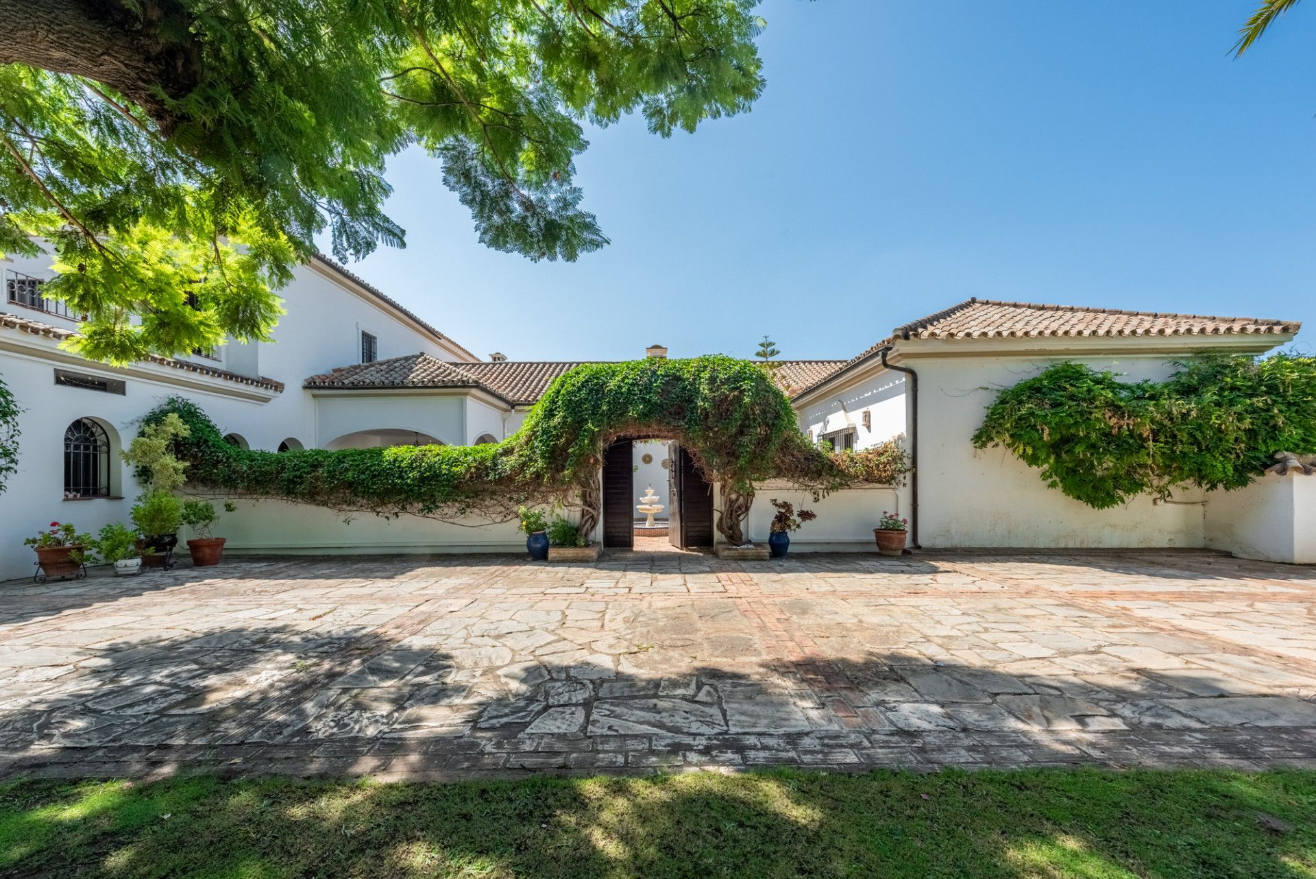 Encantadora villa de estilo andaluz en pleno corazón de la zona de los Reyes y Reinas, Sotogrande Costa.