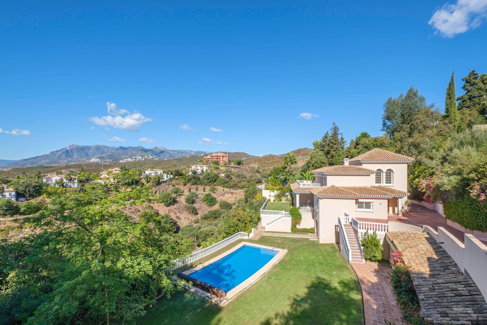 Villa andaluza con vistas despejadas al mar y apartamento independiente - El Rosario Marbella