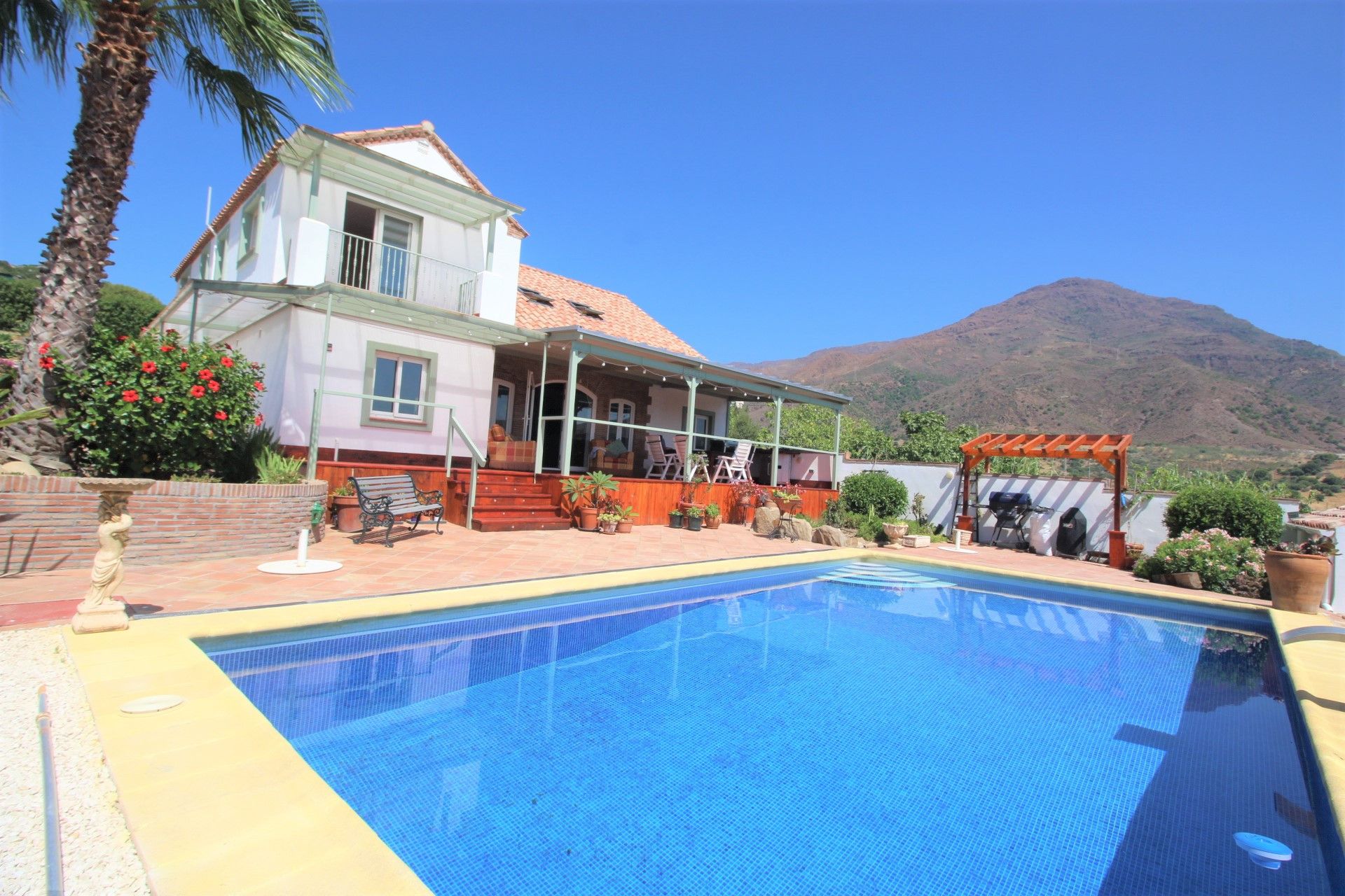 Large private villa with pool and extensive plot for sale in Estepona