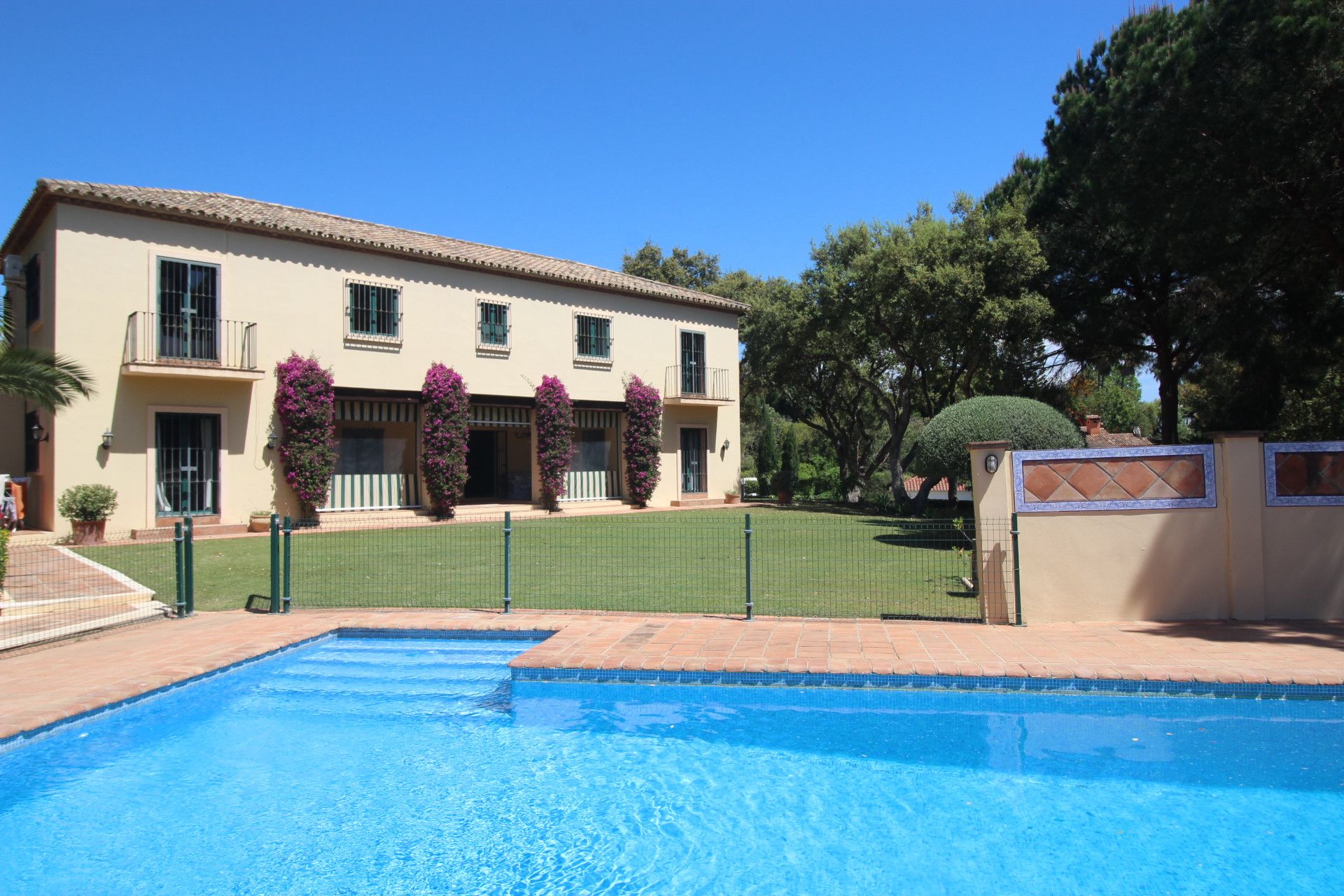 Beautiful detached villa, with many traditional Spanish features located in the prestigious development of Sotogrande.