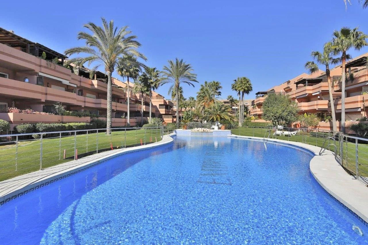 Apartamento de planta bajo al lado de la playa cerca de Puerto Banus