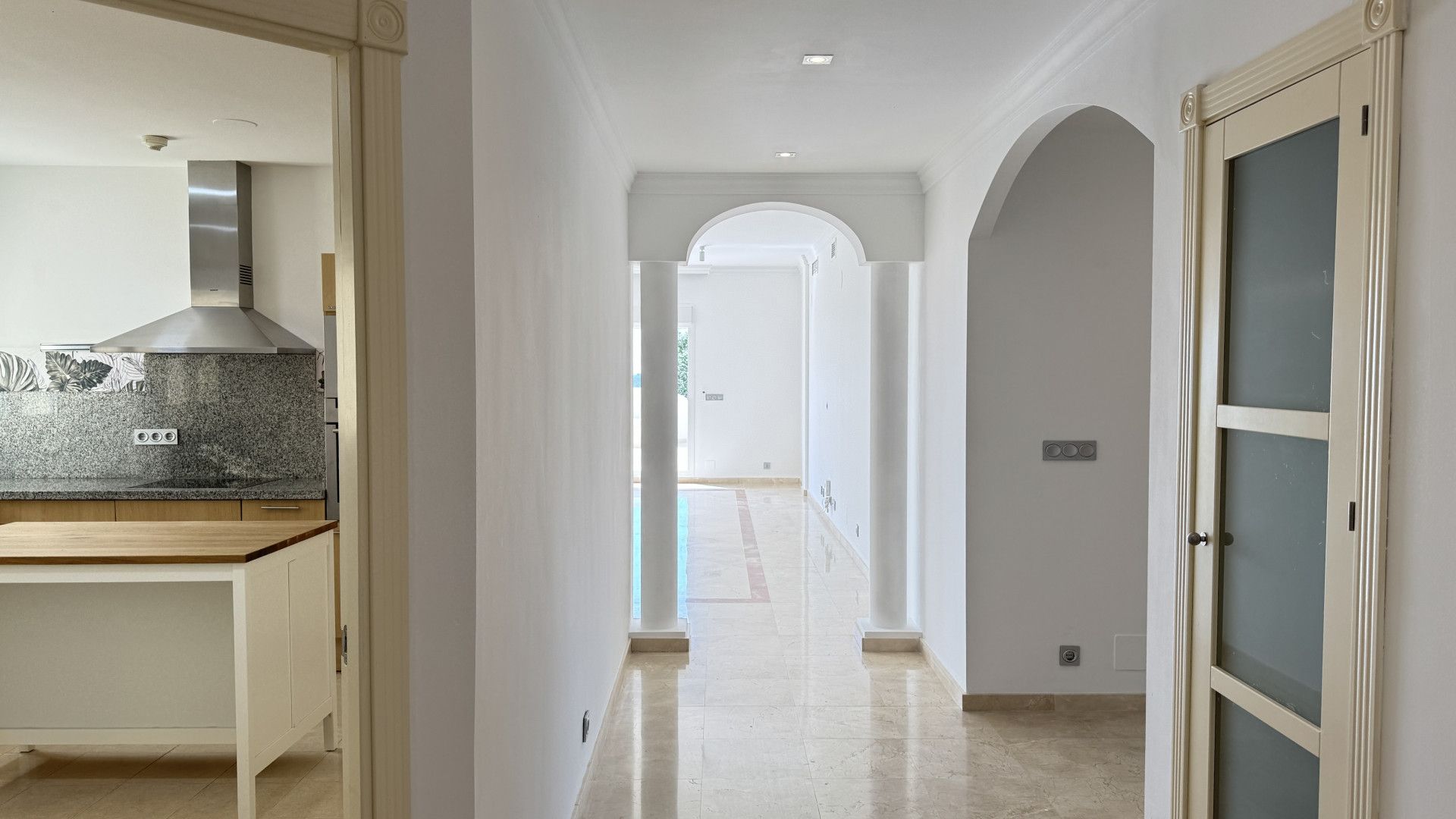 Luxurious Unfurnished apartment with parking space and storage room for long term rental in Urb. San Roque Club