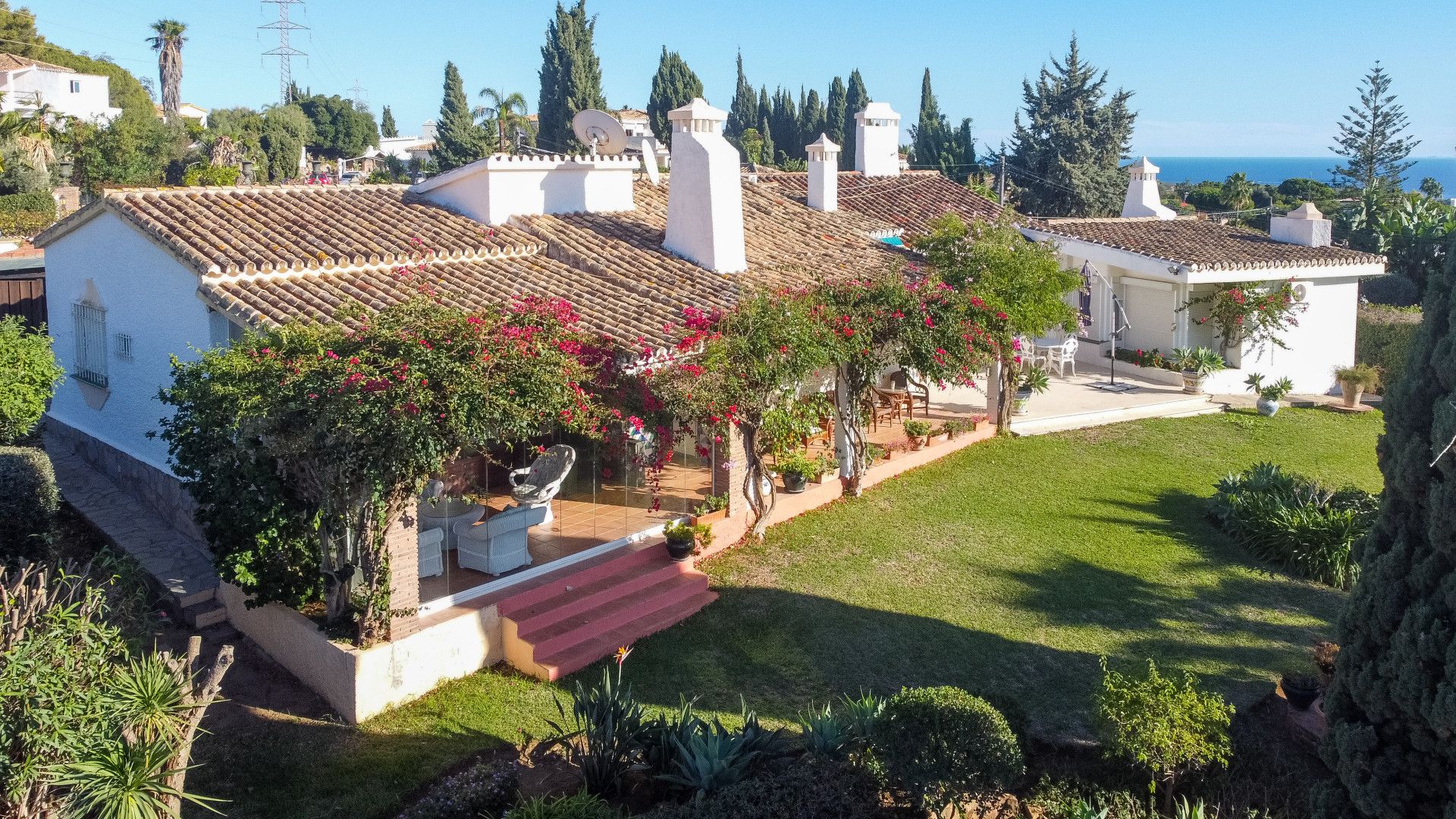 Fantastic Investment opportunity Charming one-story Villa on a spacious plot in one of Marbella's most sought-after urbanisations