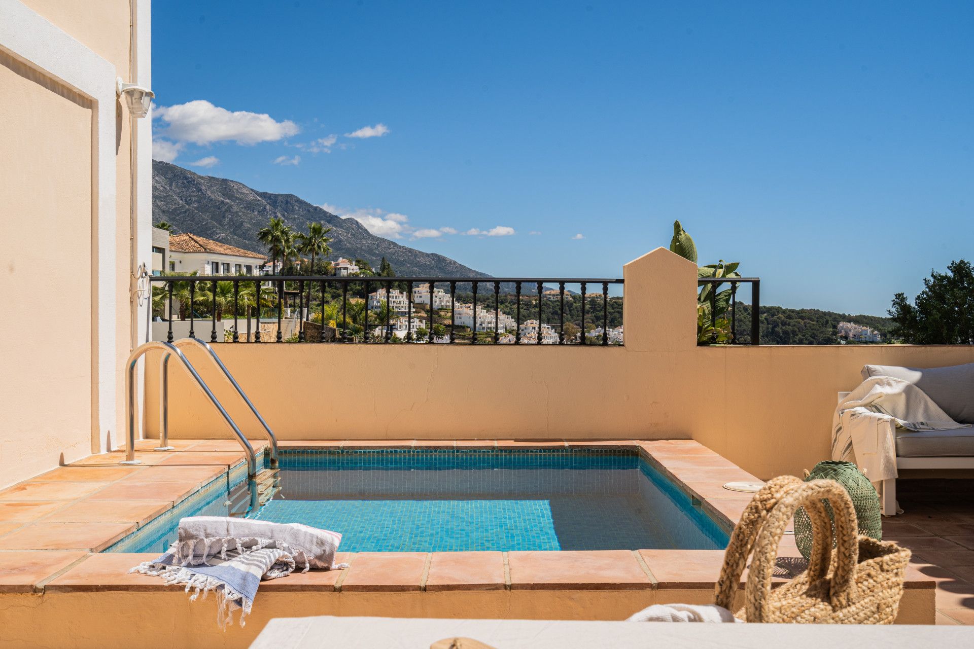 ¡Amplia casa adosada con impresionantes vistas panorámicas y piscina privada!