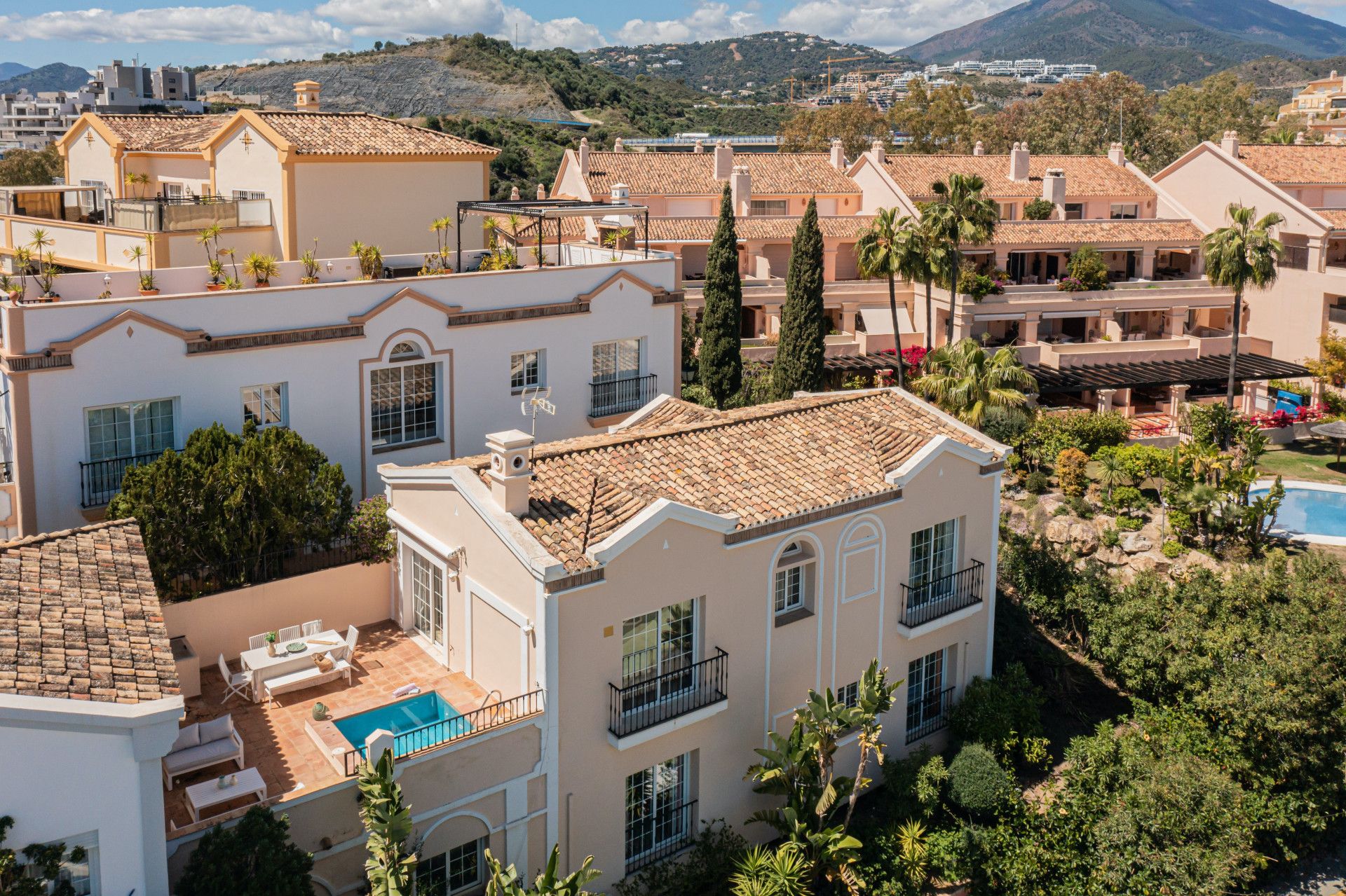 ¡Amplia casa adosada con impresionantes vistas panorámicas y piscina privada!