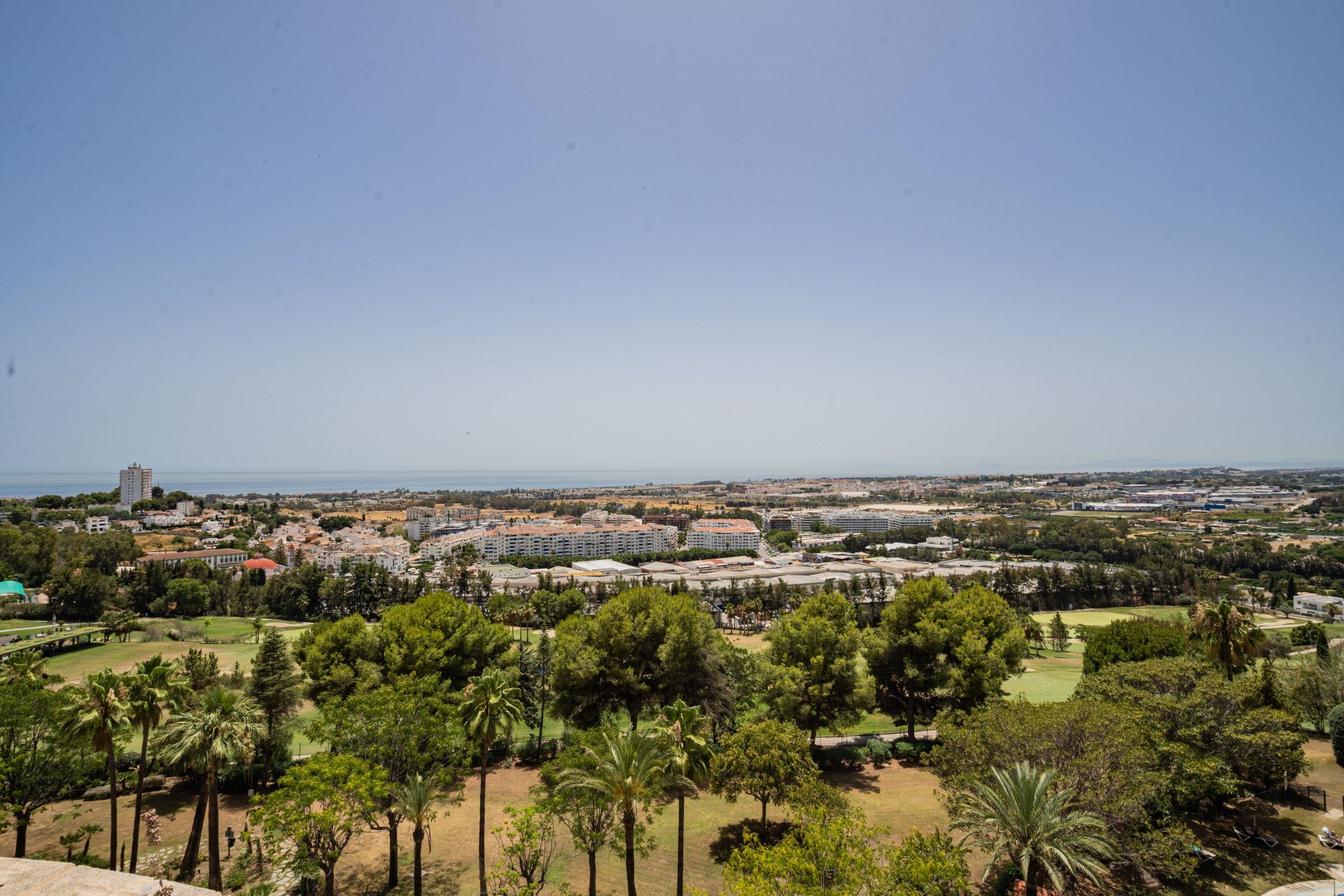 Hermoso apartamento recientemente renovado con vistas panorámicas al mar en Magna Marbella!