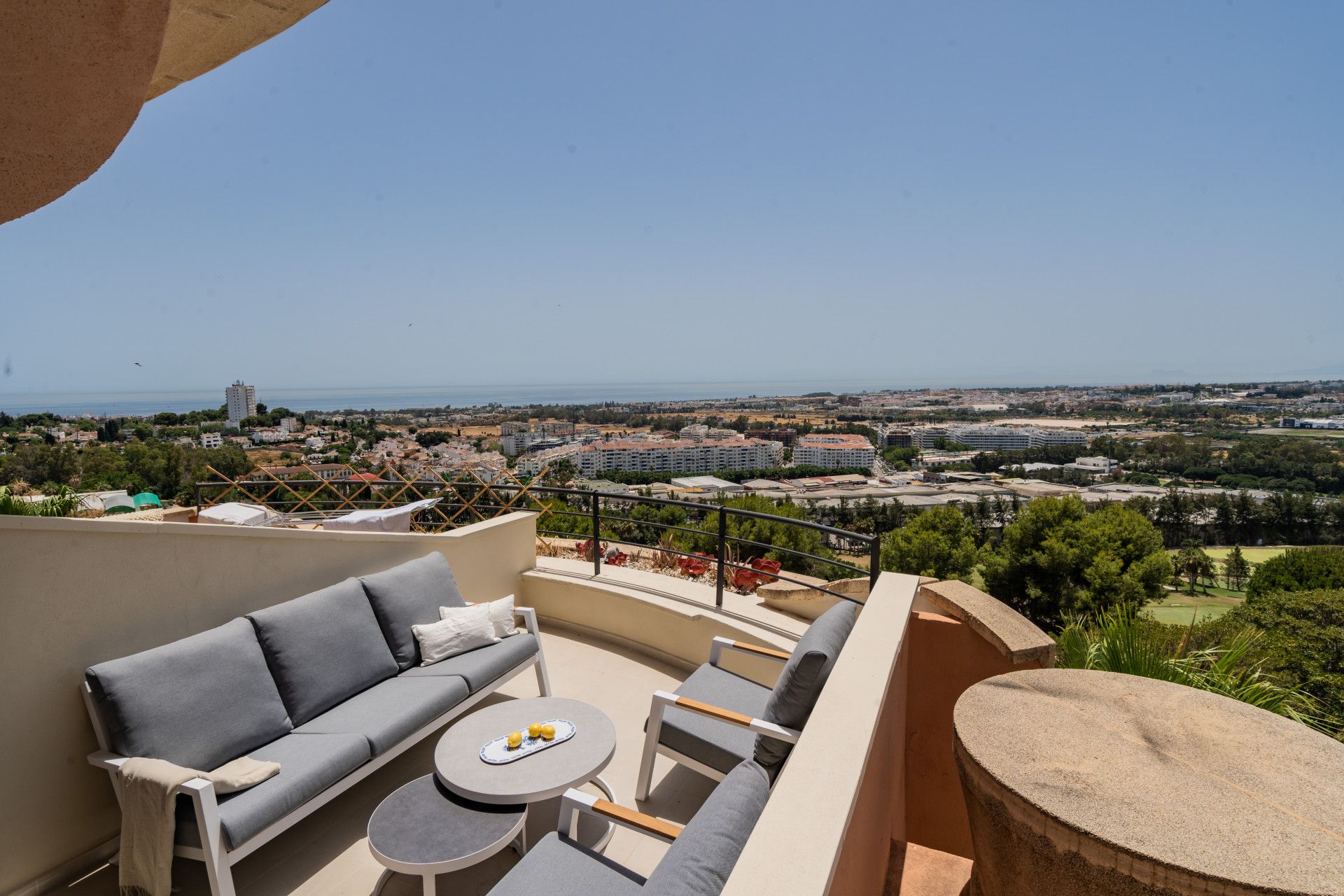 Hermoso apartamento recientemente renovado con vistas panorámicas al mar en Magna Marbella!