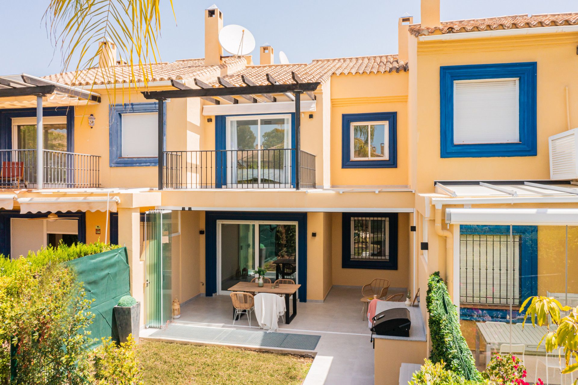 ¡Casa adosada con una reforma buena y una excelente ubicación junto a la playa entre Puerto Banús y San Pedro de Alcántara!