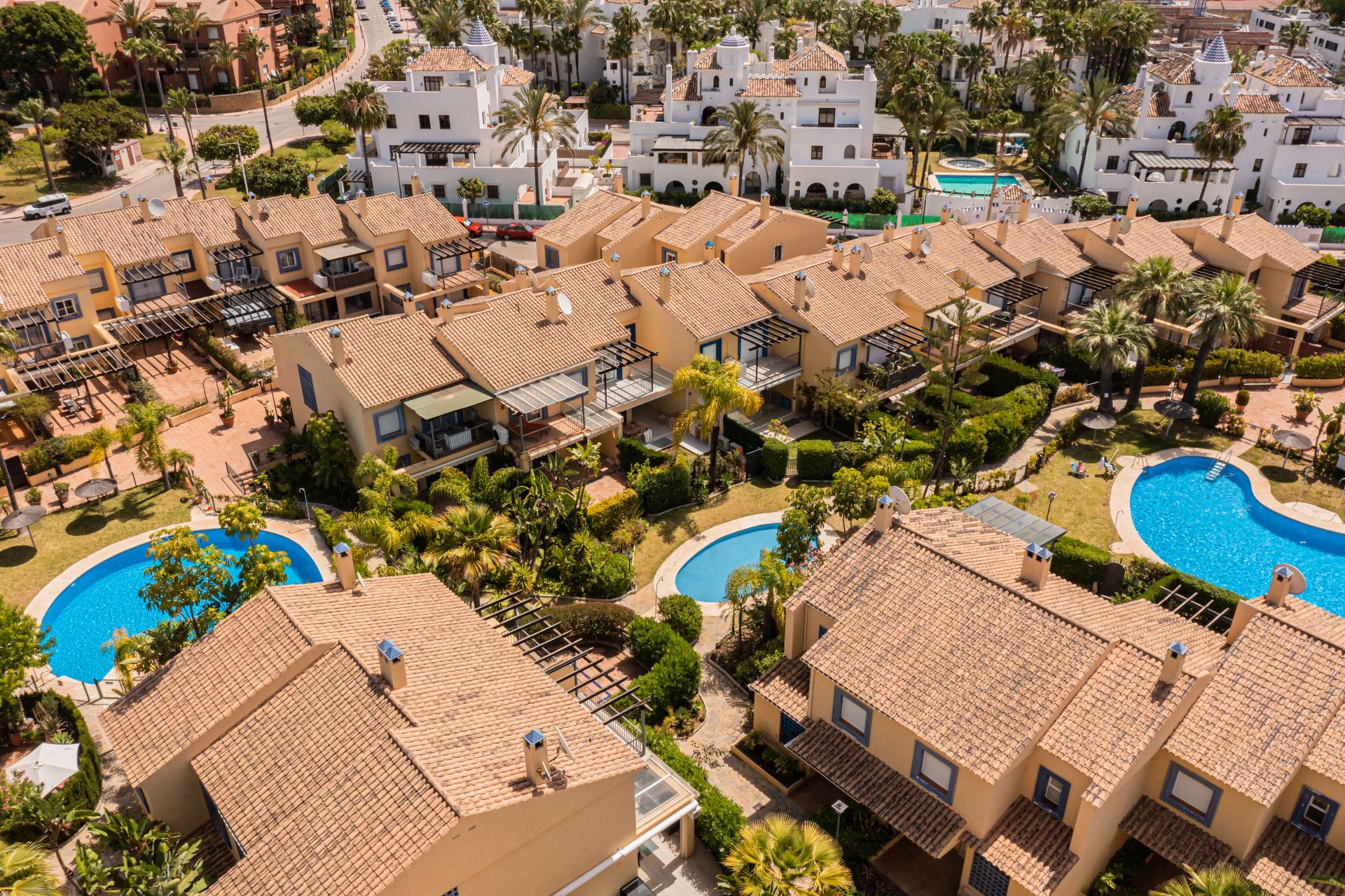 ¡Casa adosada con una reforma buena y una excelente ubicación junto a la playa entre Puerto Banús y San Pedro de Alcántara!