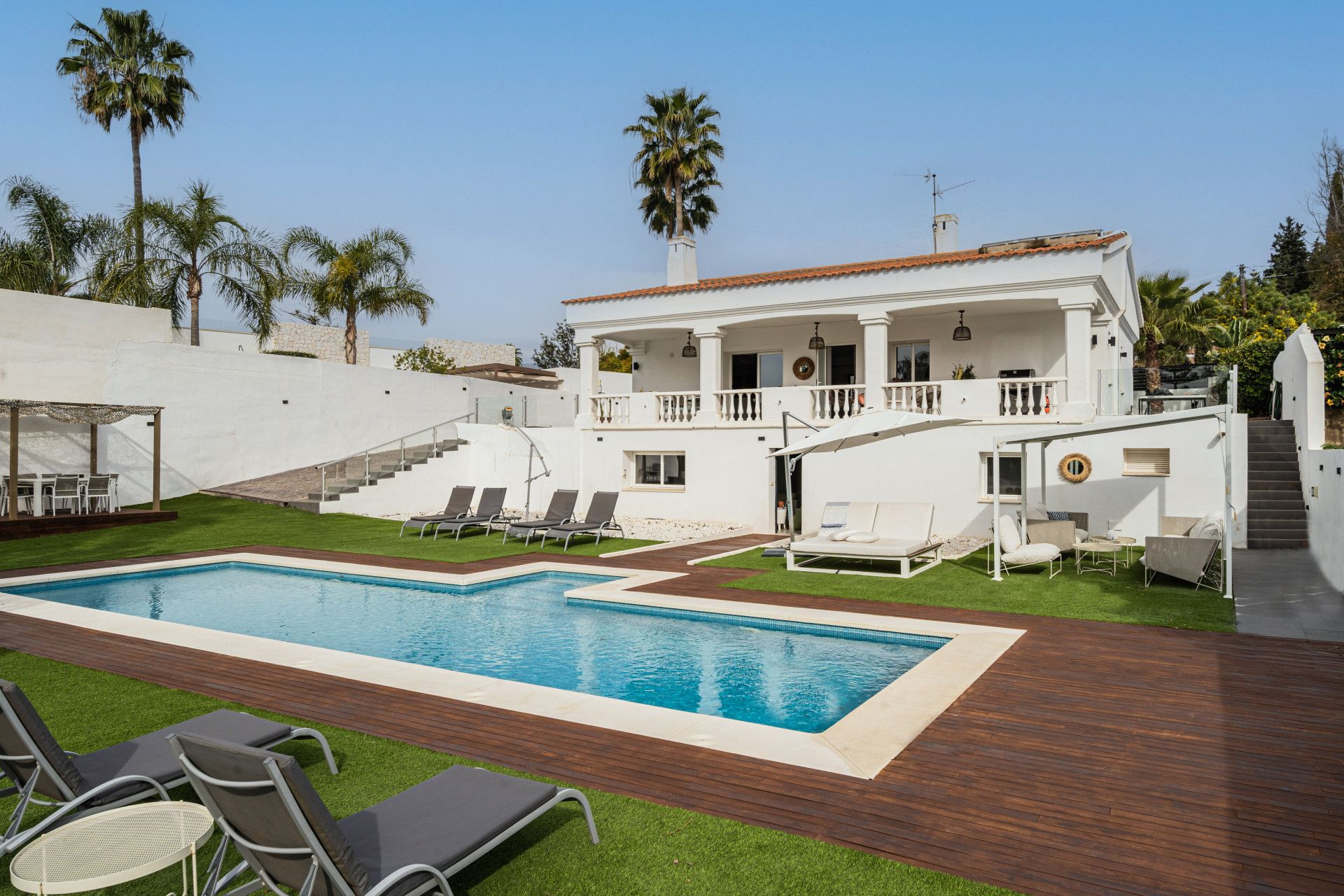 Investment villa in El Rosario - walking distance to everything!