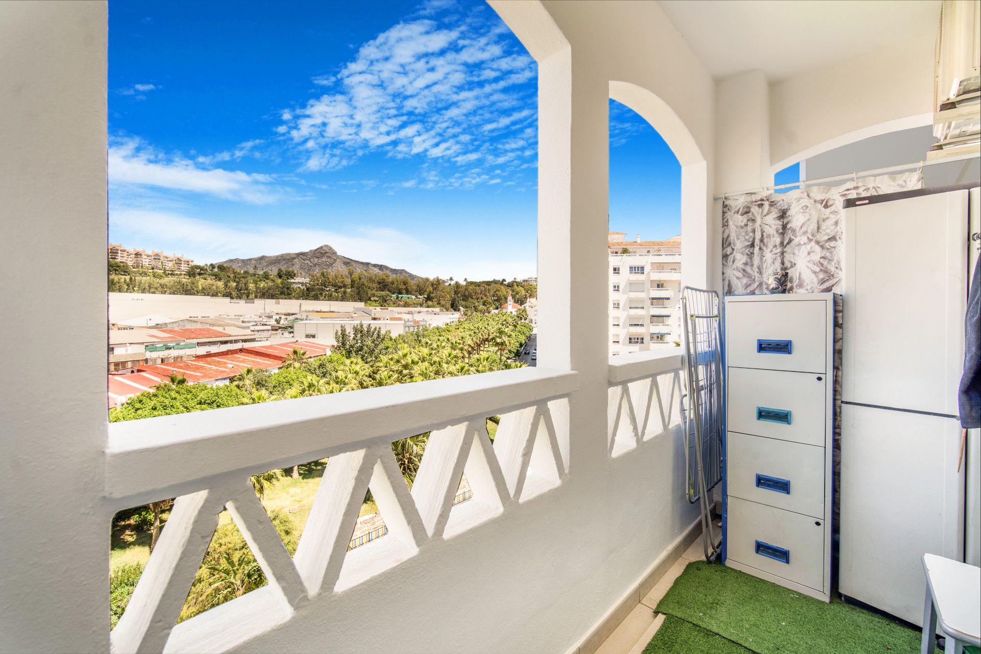 Lovely three bedroom, fifth floor apartment in the residential community of Albatross IV, La Campana