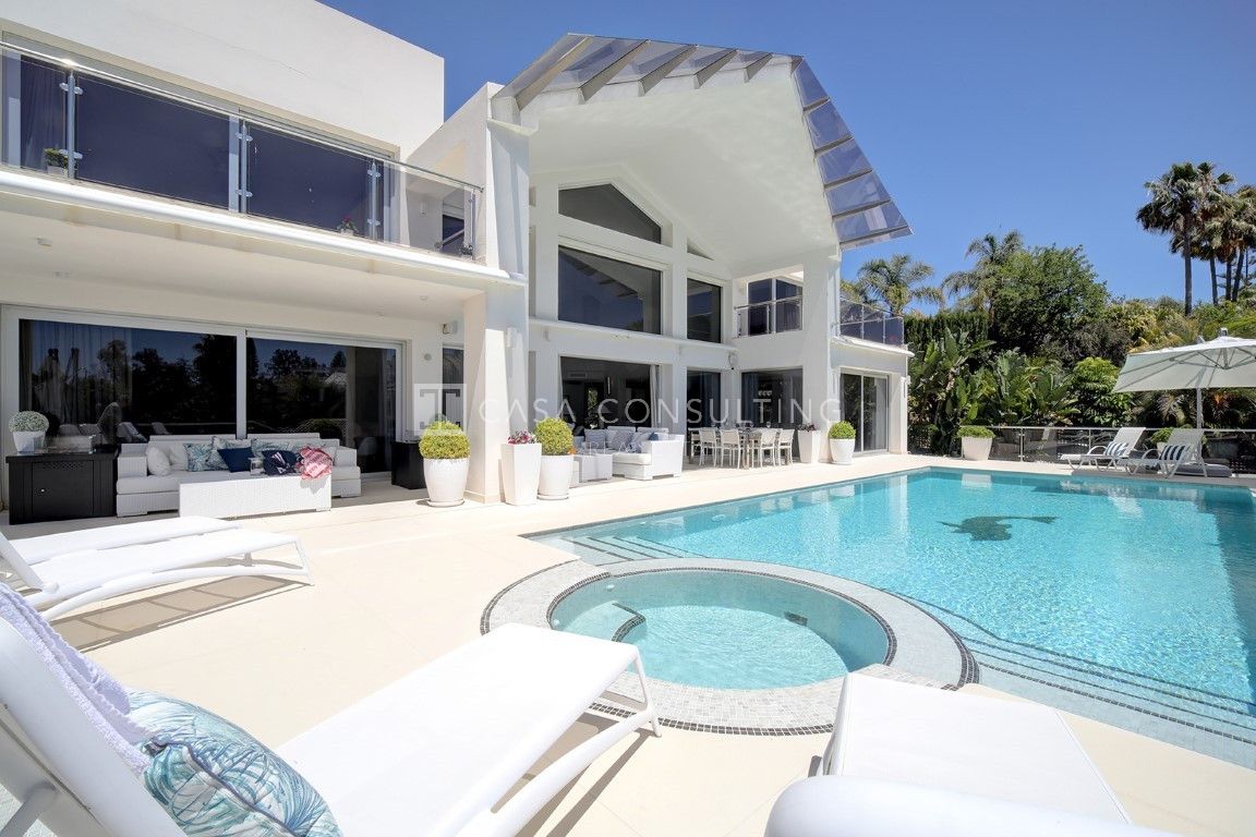 Stunning five-bedroom villa in the exclusive Golf Valley of Nueva Andalucia,...