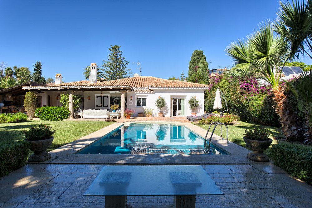 Cozy 3 bedroom villa, walking distance to the beach, El Paraiso, Estepona