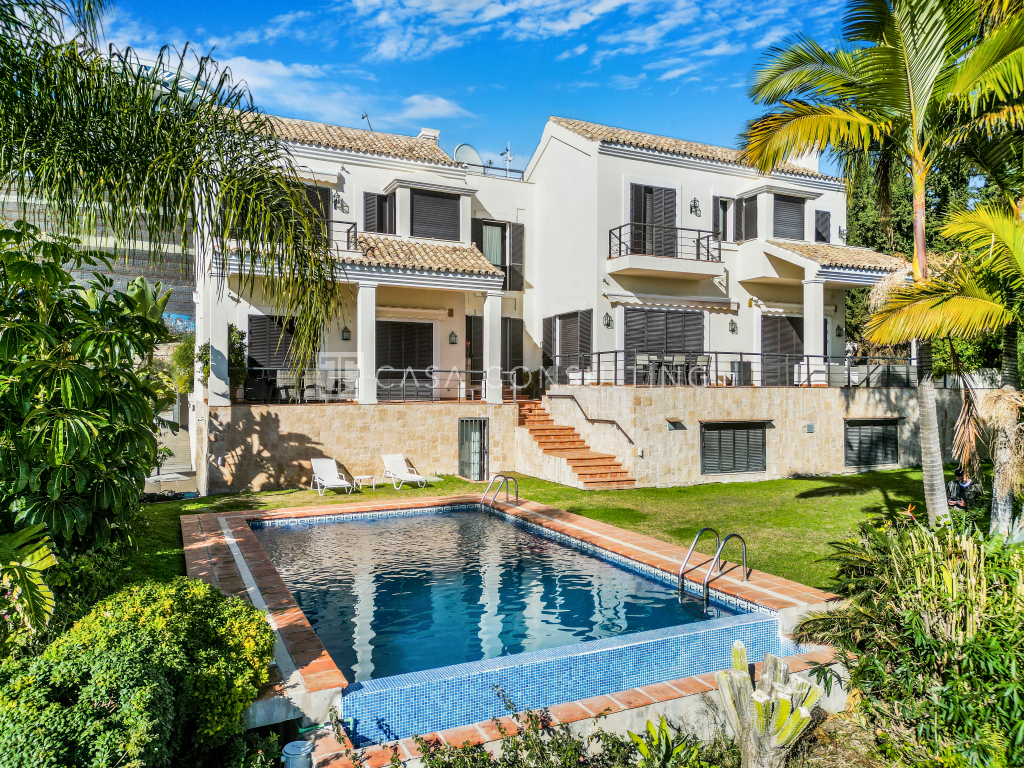 Fantastic five bedroom, south facing villa in La Quinta, Benahavis with sea a...