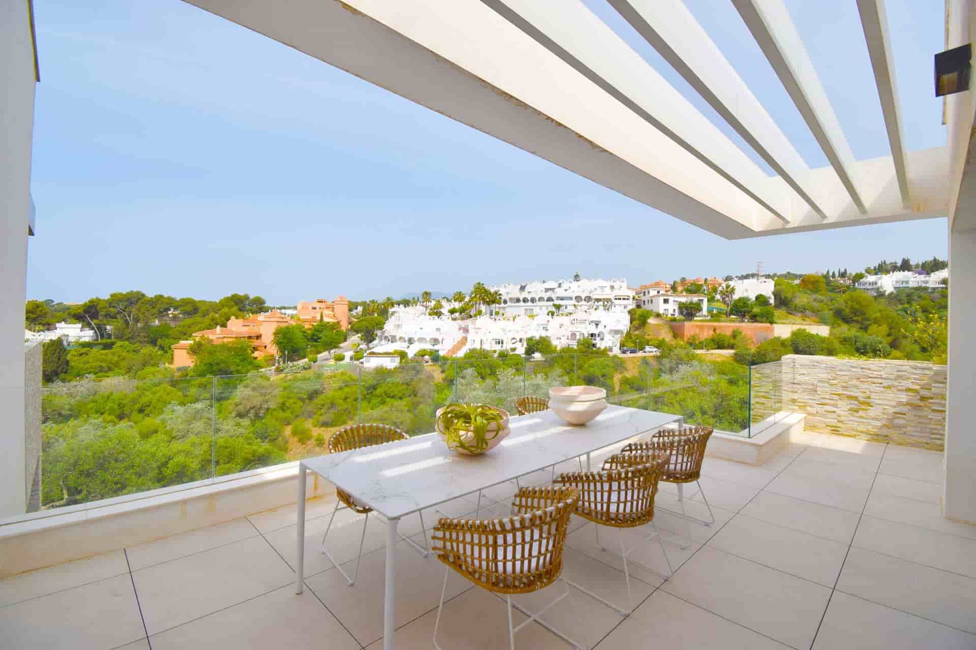 2, 3 and 4 bedrooms apartments on the front line of the Cabopino Golf Course...